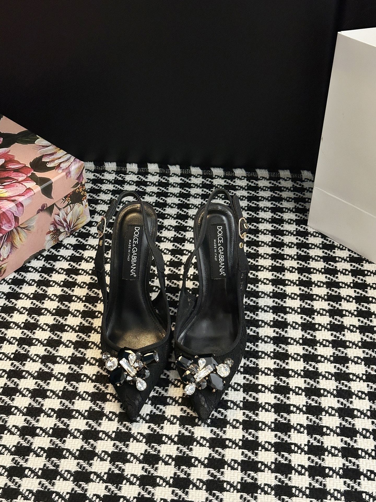 Romantic Sicilian Ambitions: Dolce & Gabbana Lace Shoes Collection - 图片 2