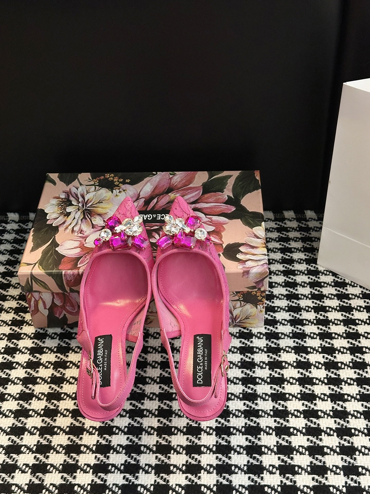 Dolce & Gabbana Lace Shoes: Sicilian Romance in Every Detail - 图片 3