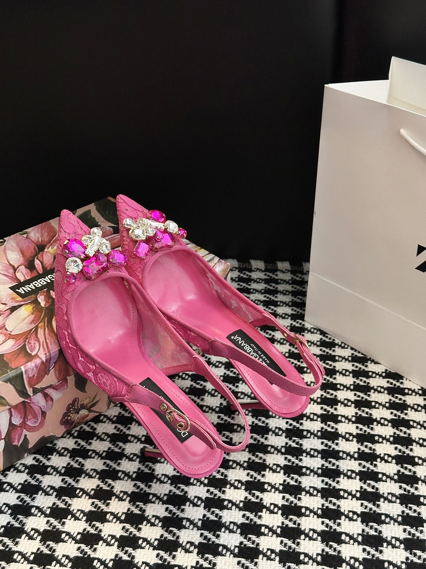 Dolce & Gabbana Lace Shoes: Sicilian Romance in Every Detail - 图片 4