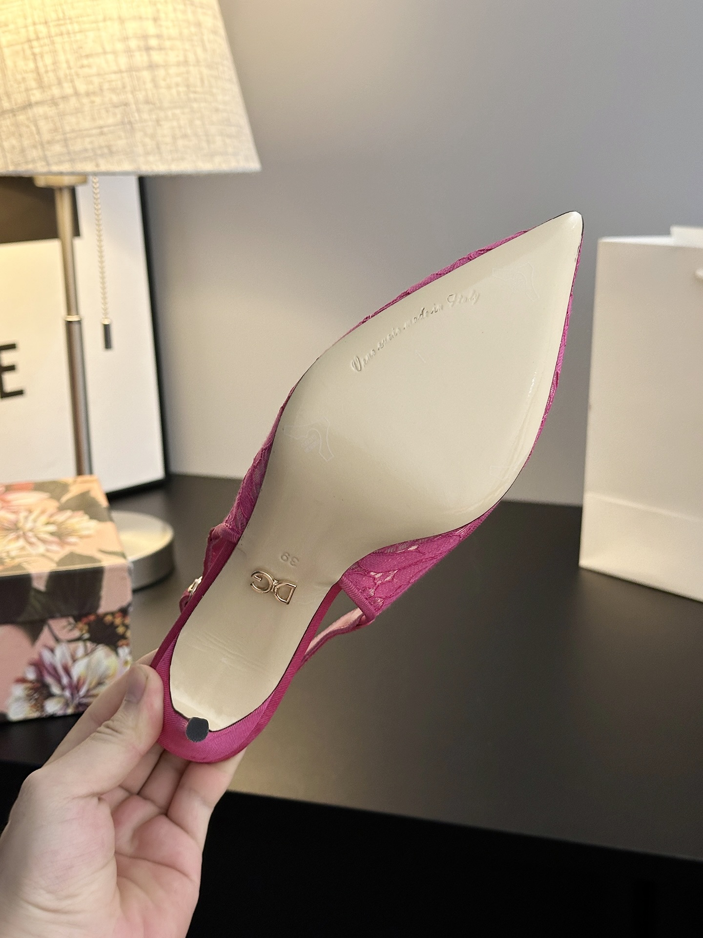 Dolce & Gabbana Lace Shoes: Sicilian Romance in Every Detail - 图片 9