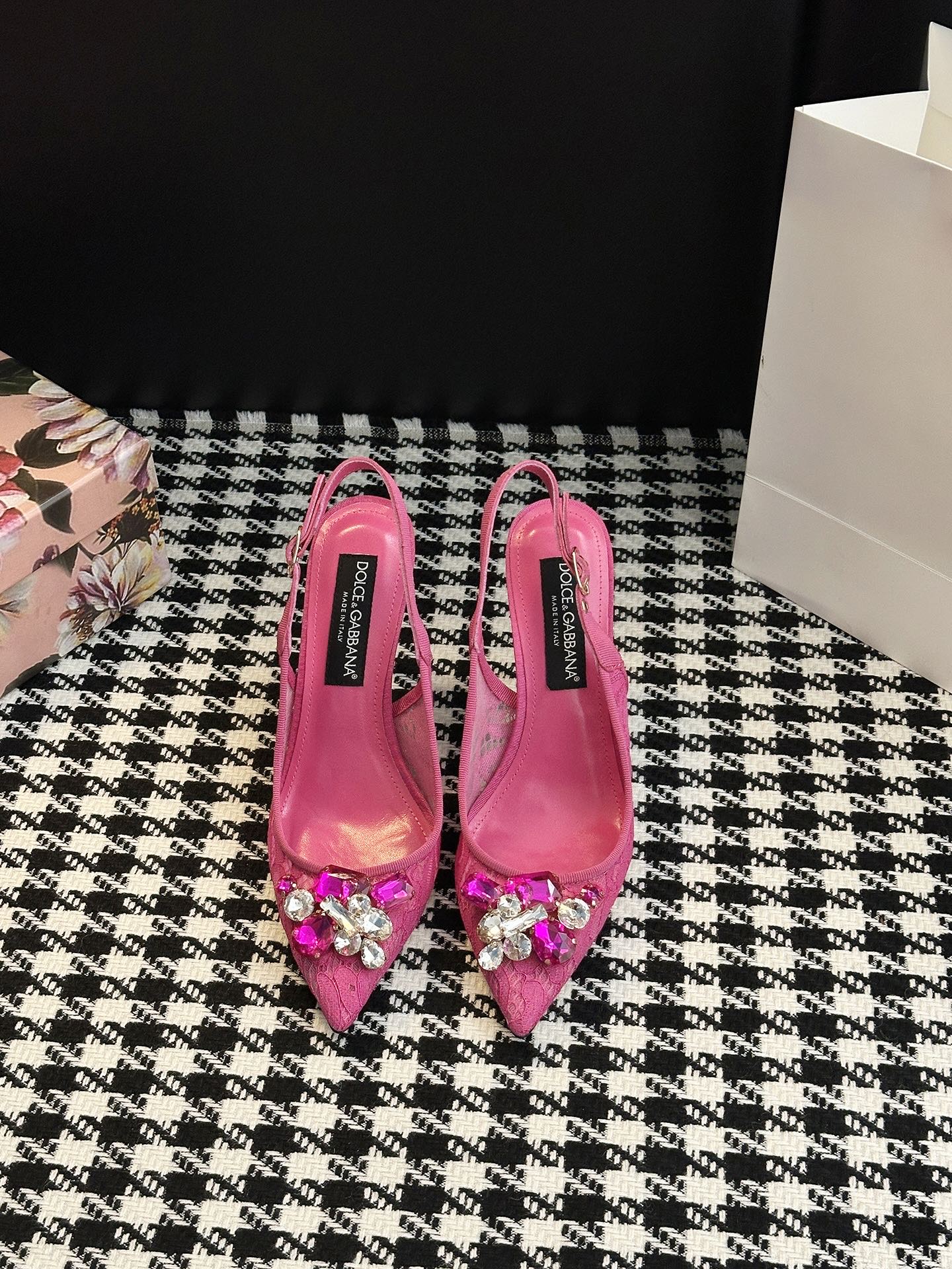 Dolce & Gabbana Lace Shoes: Sicilian Romance in Every Detail - 图片 2