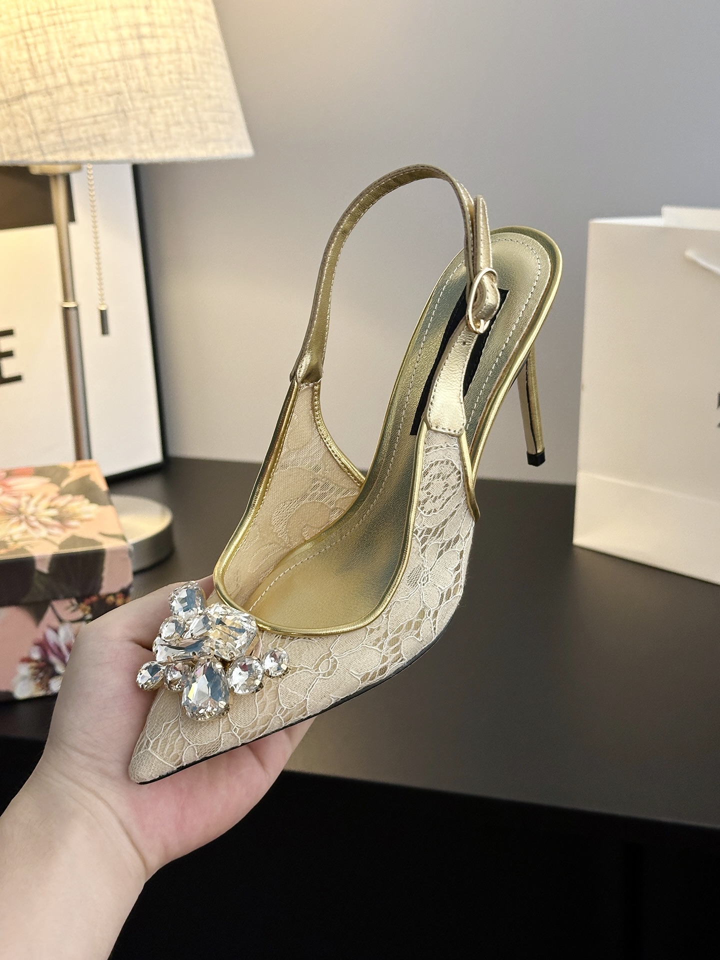 Romantic Sicilian Ambitions: Dolce & Gabbana Lace Shoes for Ambitious Women - 图片 8