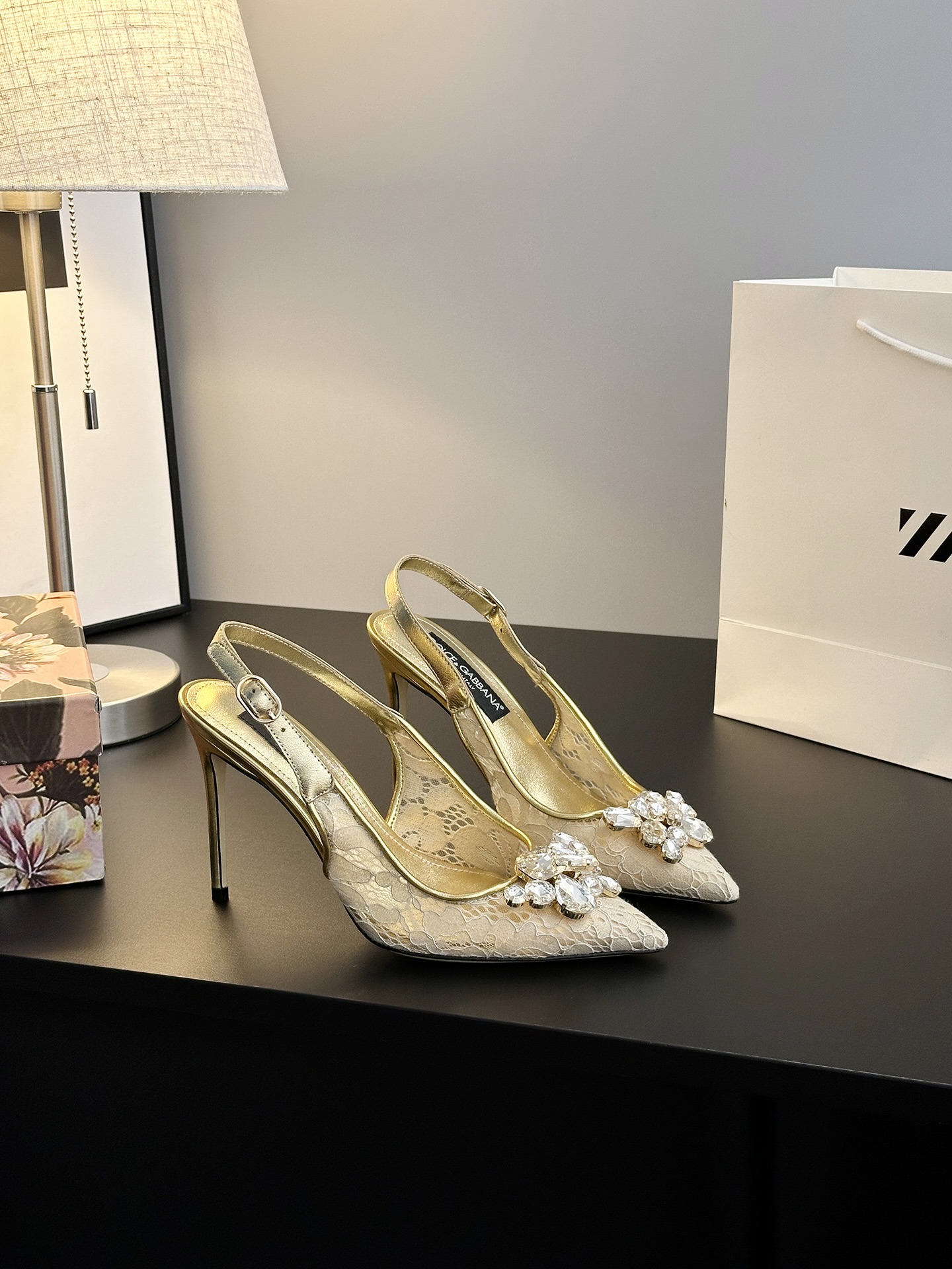 Romantic Sicilian Ambitions: Dolce & Gabbana Lace Shoes for Ambitious Women - 图片 5