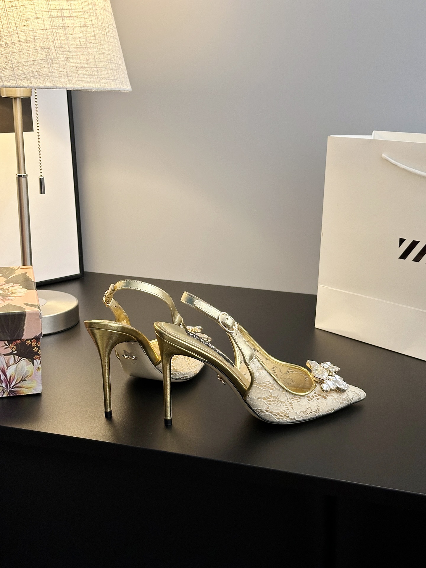 Romantic Sicilian Ambitions: Dolce & Gabbana Lace Shoes for Ambitious Women - 图片 6