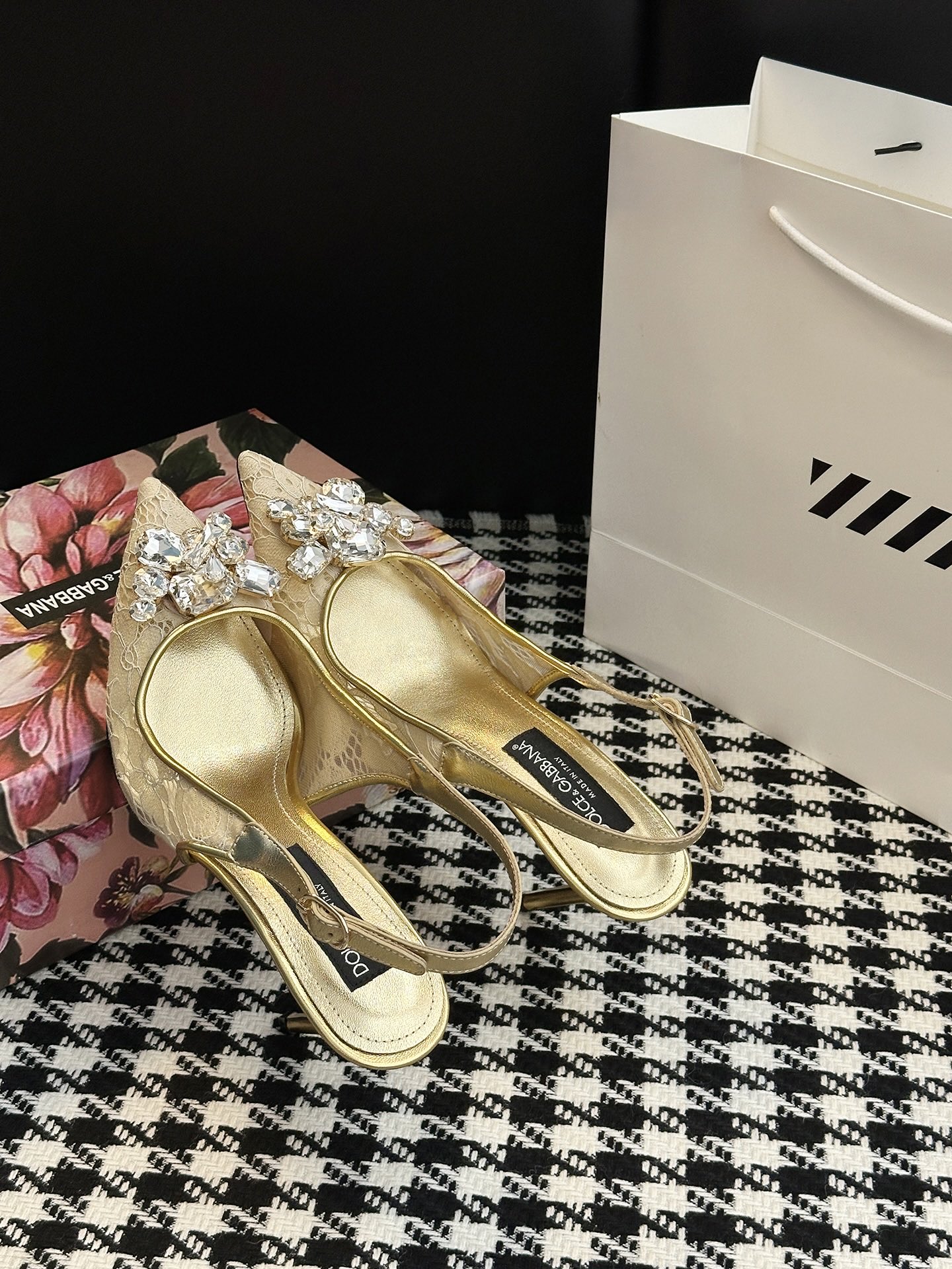 Romantic Sicilian Ambitions: Dolce & Gabbana Lace Shoes for Ambitious Women - 图片 4