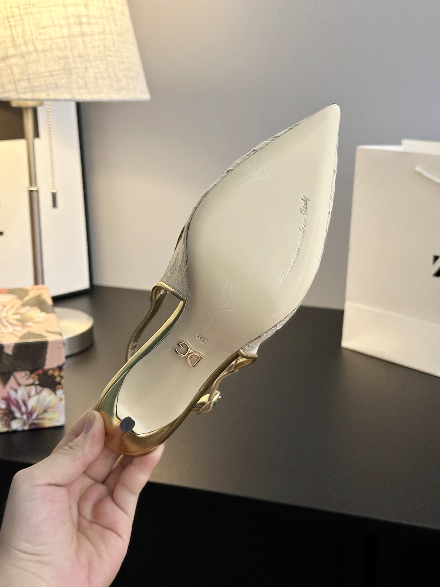 Romantic Sicilian Ambitions: Dolce & Gabbana Lace Shoes for Ambitious Women - 图片 9