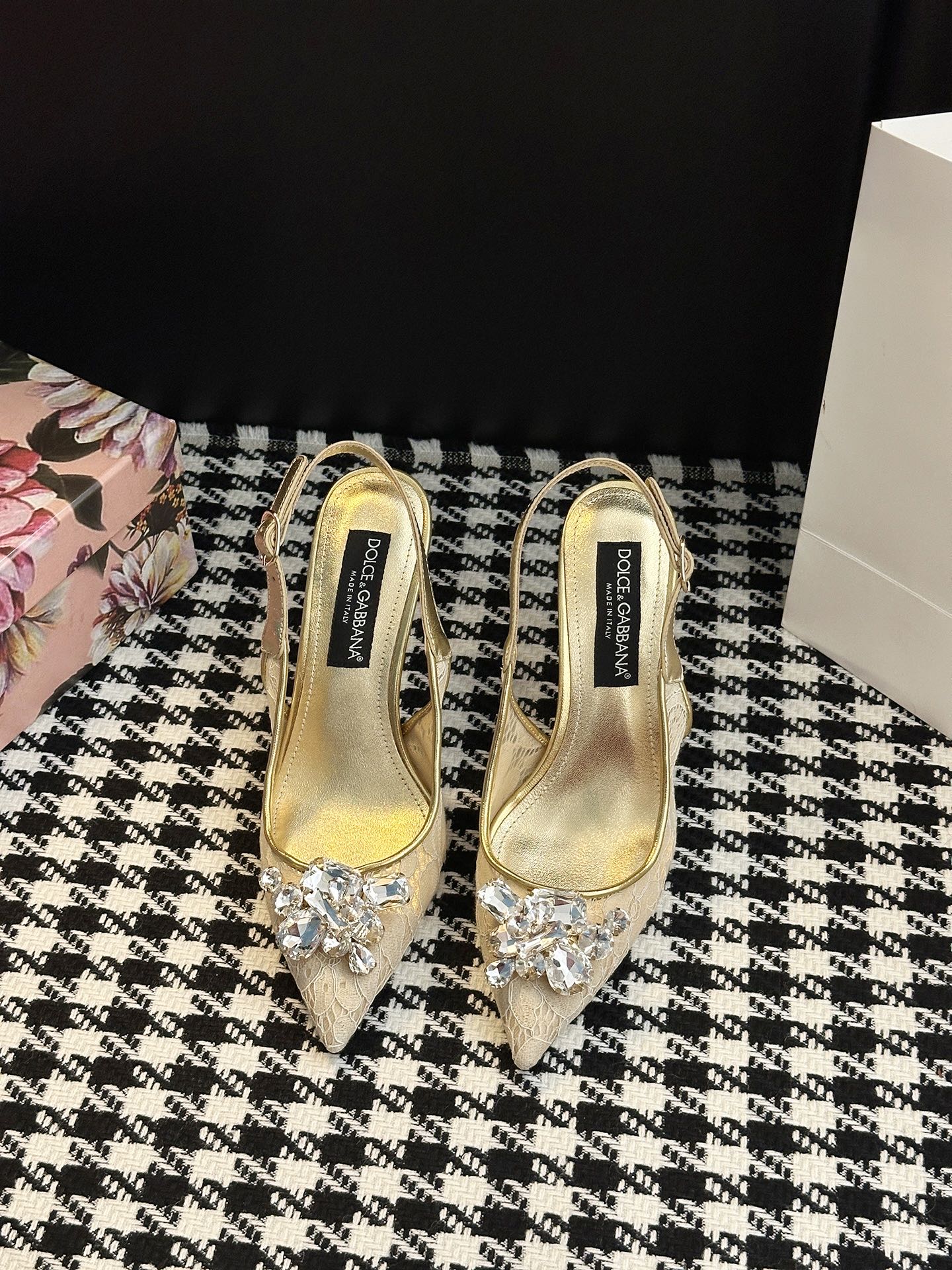 Romantic Sicilian Ambitions: Dolce & Gabbana Lace Shoes for Ambitious Women - 图片 2