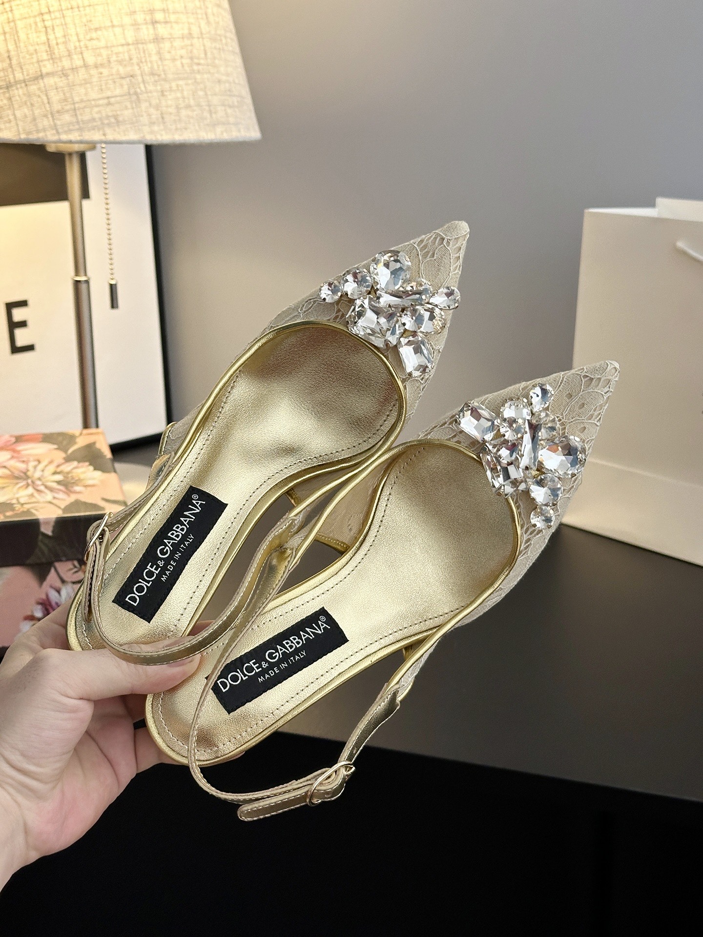 Romantic Sicilian Ambitions: Dolce & Gabbana Lace Shoes for Ambitious Women - 图片 7