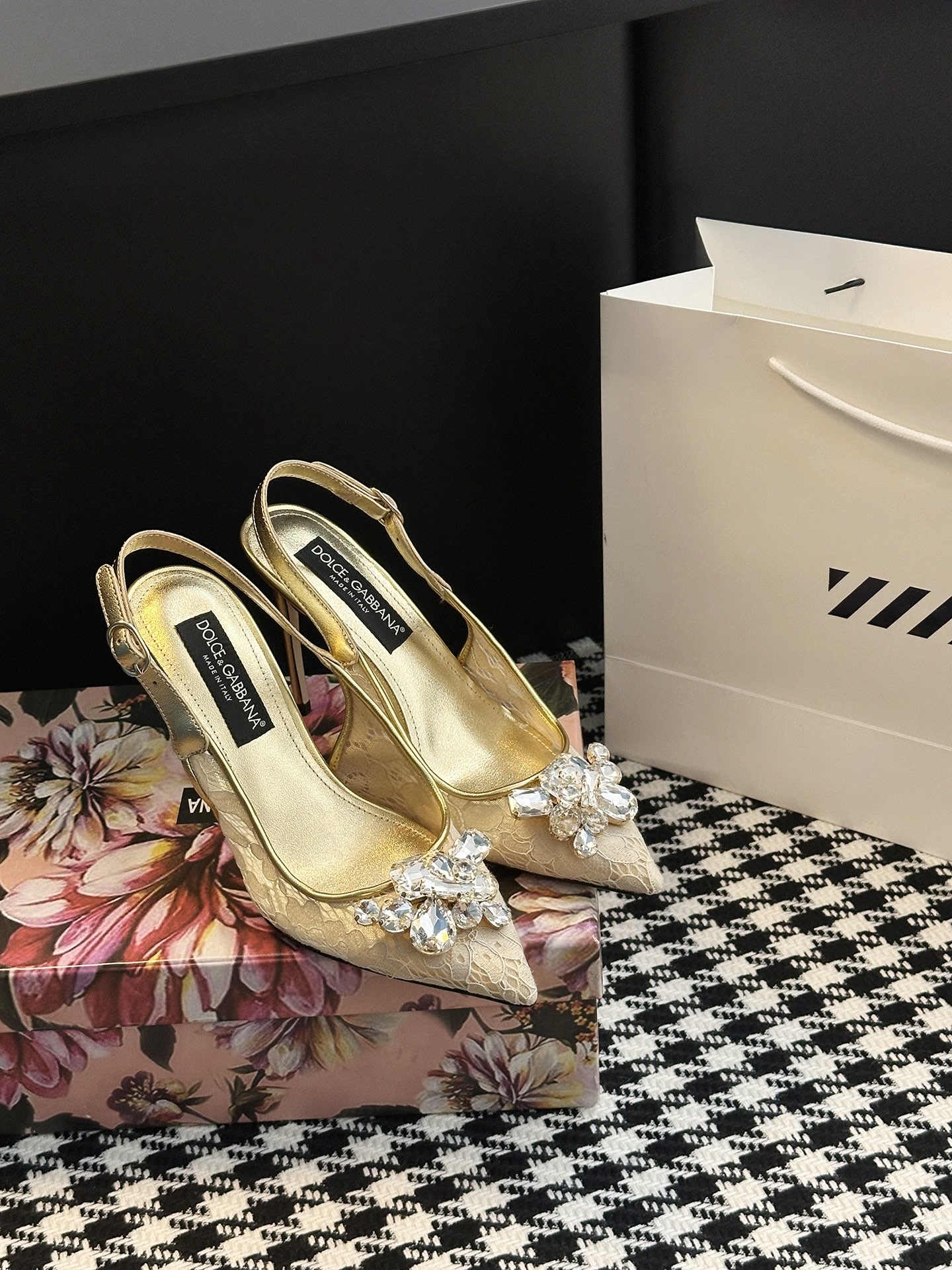 Romantic Sicilian Ambitions: Dolce & Gabbana Lace Shoes for Ambitious Women - 图片 1