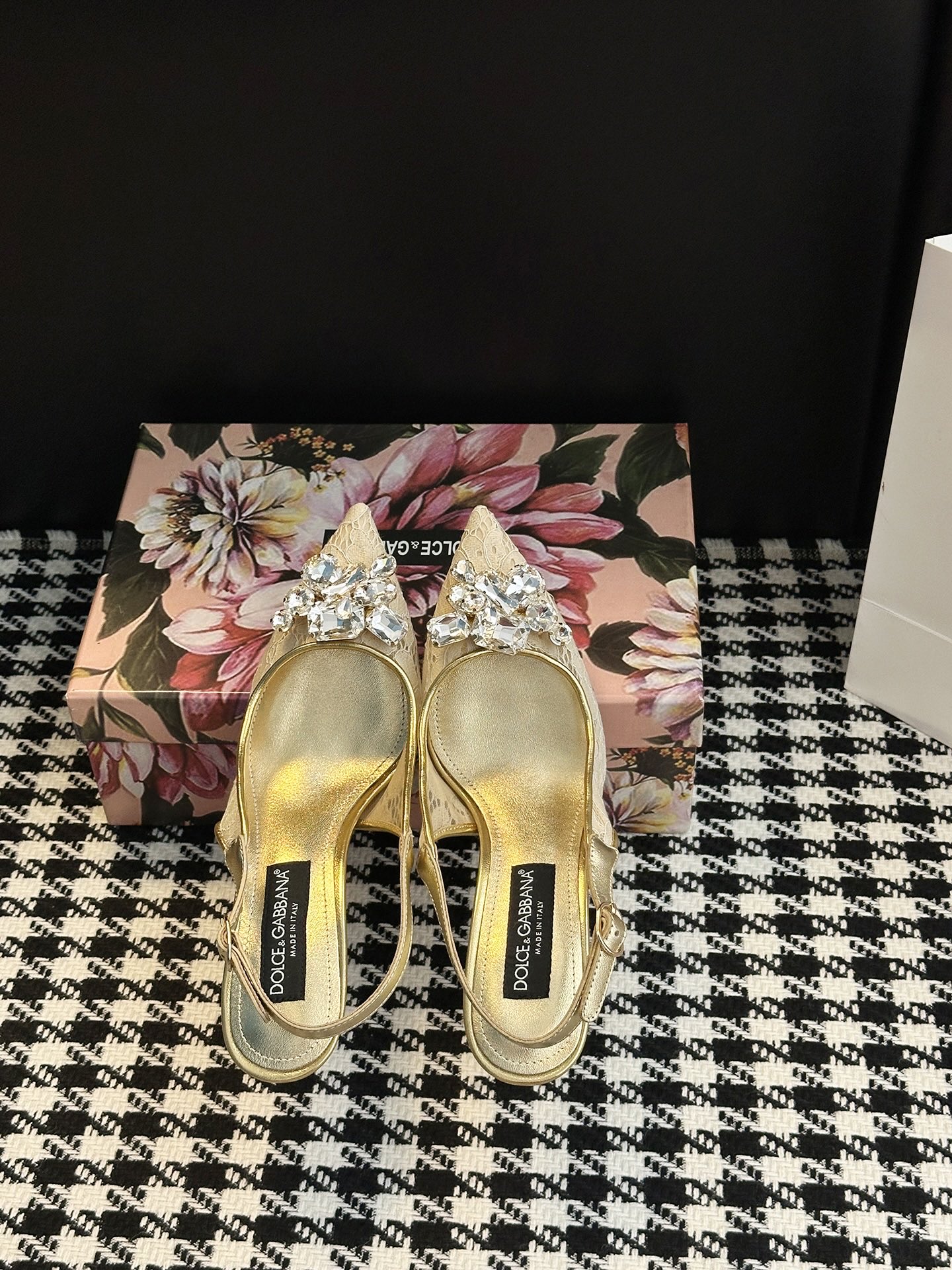 Romantic Sicilian Ambitions: Dolce & Gabbana Lace Shoes for Ambitious Women - 图片 3