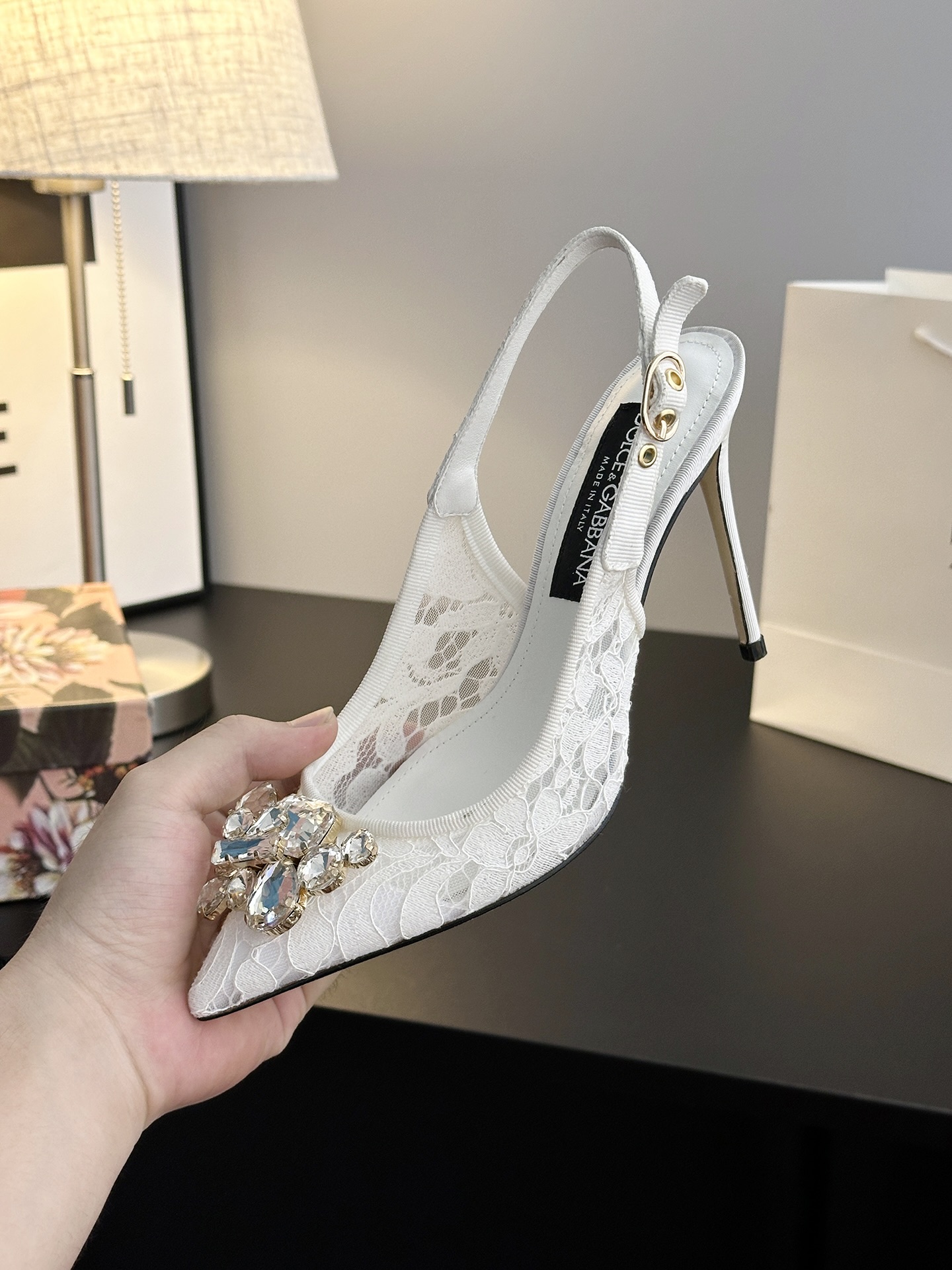 Romantic Sicilian Ambitions: Dolce & Gabbana Lace Shoes for Ambitious Women. - 图片 8