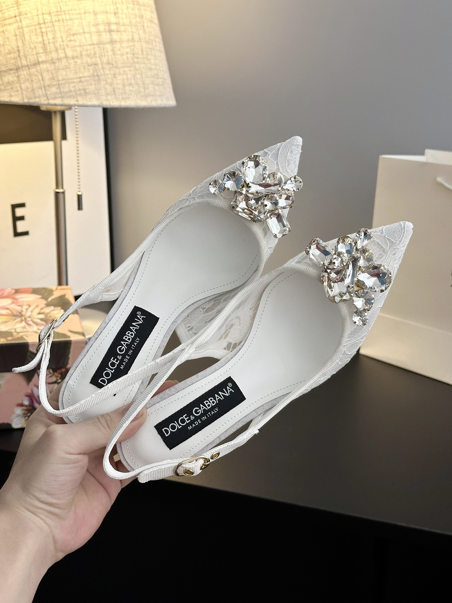 Romantic Sicilian Ambitions: Dolce & Gabbana Lace Shoes for Ambitious Women. - 图片 7