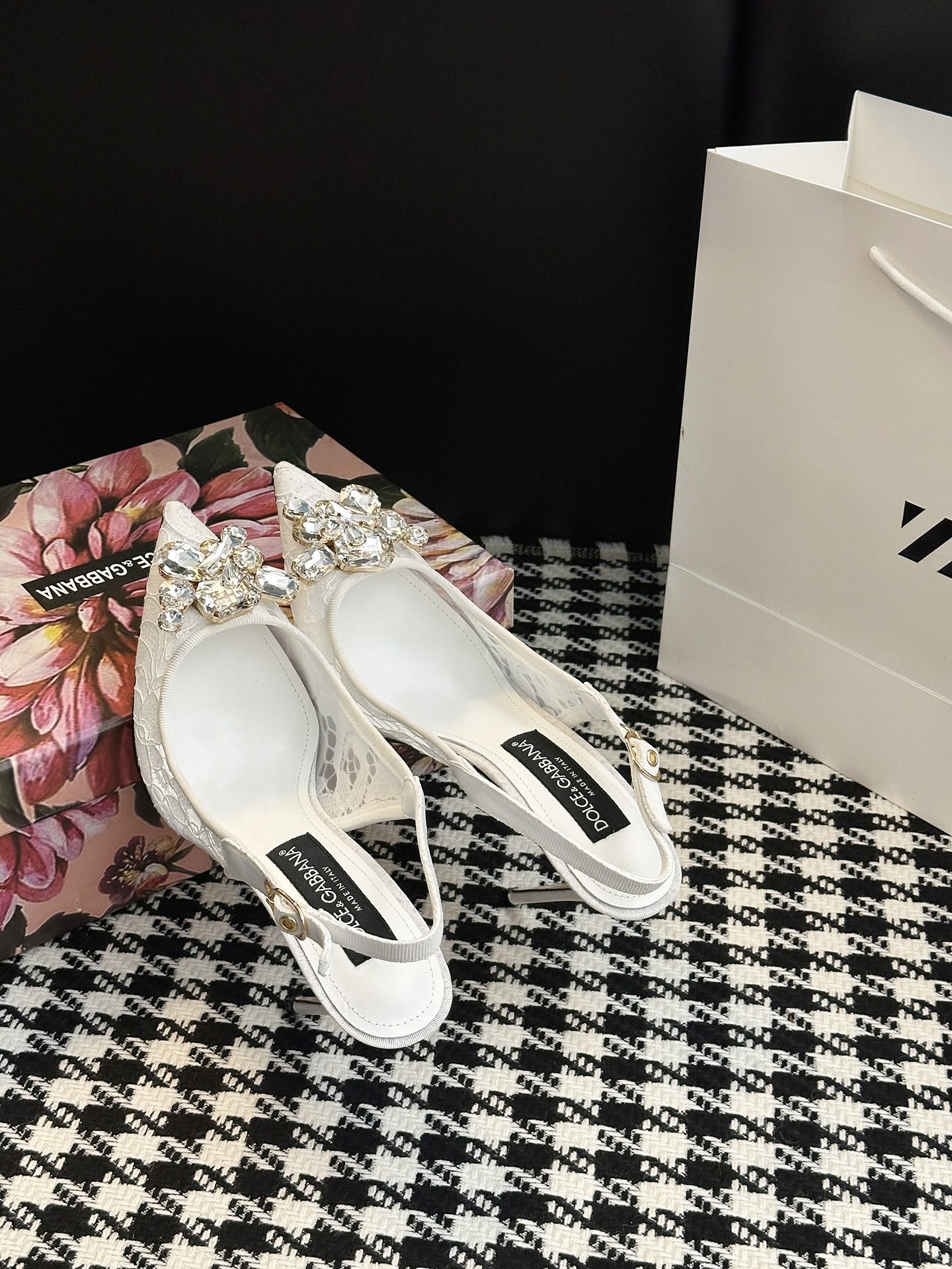 Romantic Sicilian Ambitions: Dolce & Gabbana Lace Shoes for Ambitious Women. - 图片 4