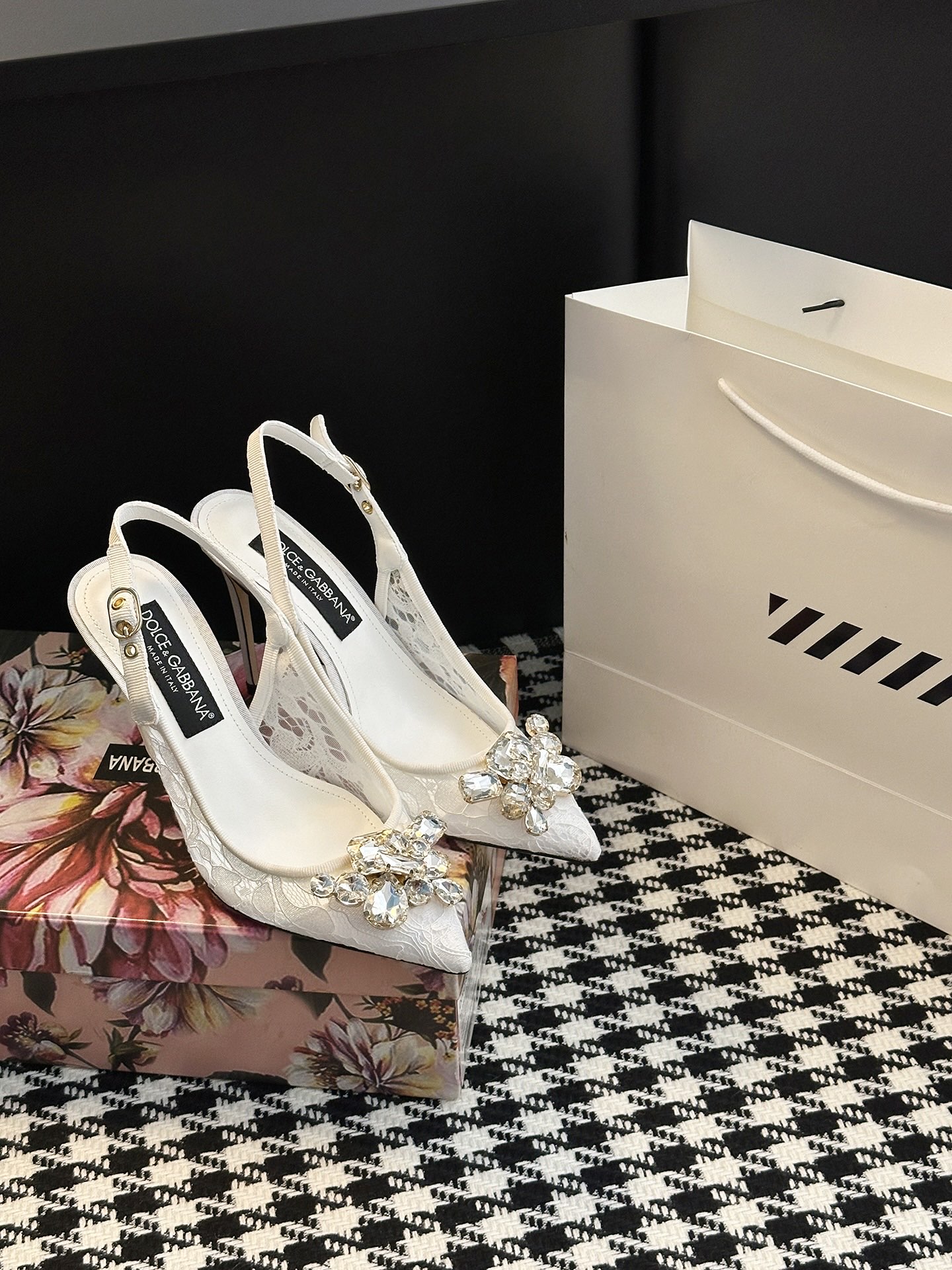 Romantic Sicilian Ambitions: Dolce & Gabbana Lace Shoes for Ambitious Women. - 图片 1
