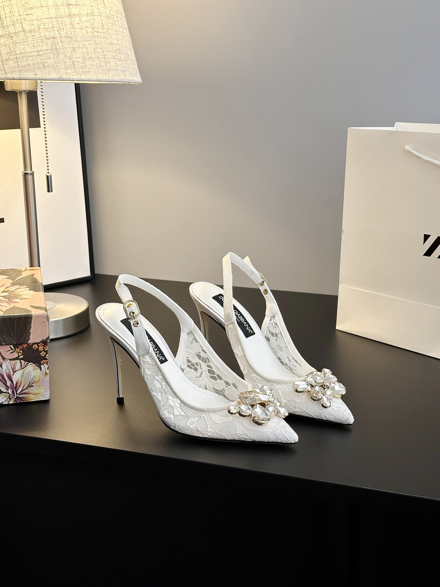 Romantic Sicilian Ambitions: Dolce & Gabbana Lace Shoes for Ambitious Women. - 图片 5