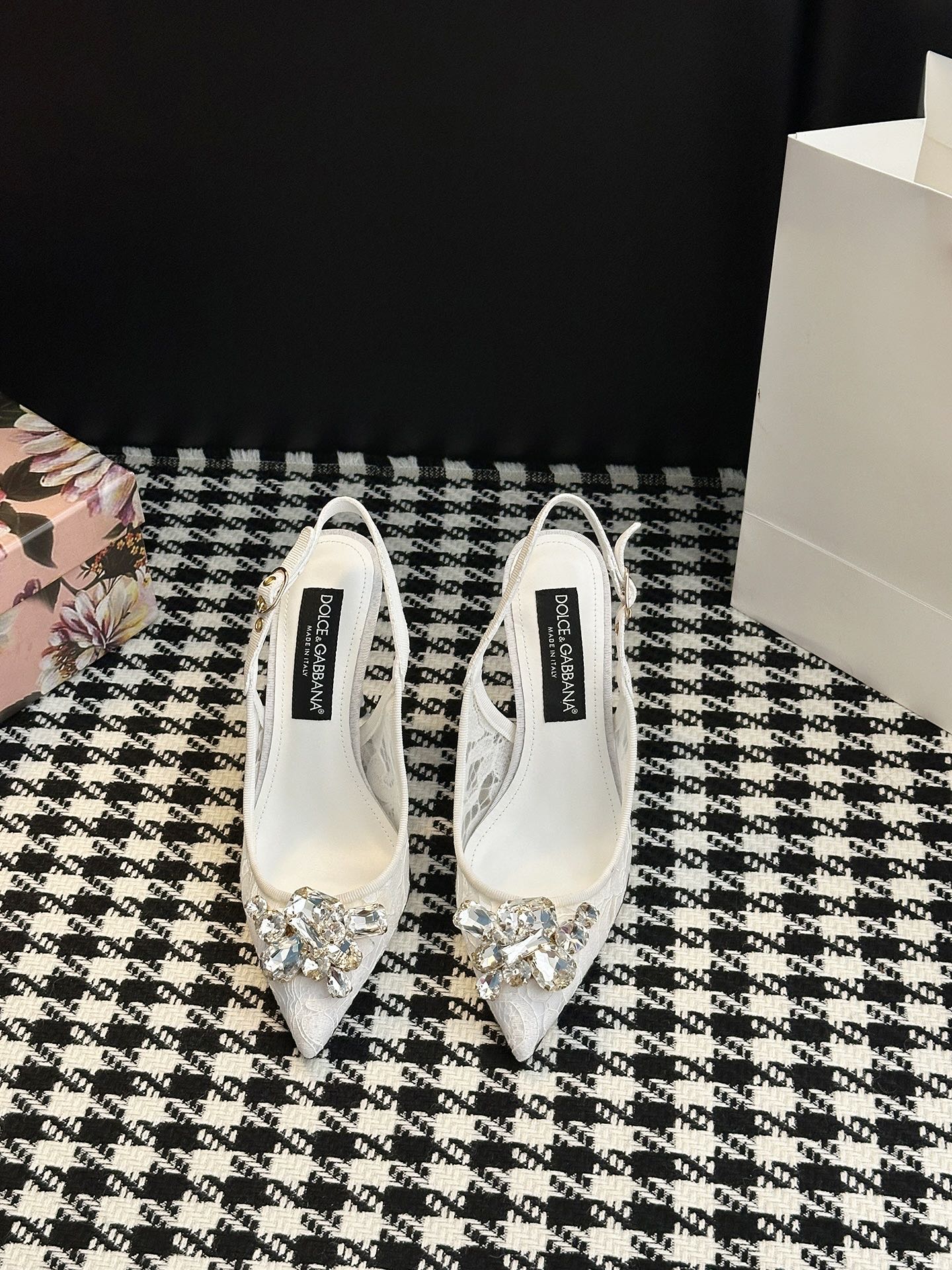 Romantic Sicilian Ambitions: Dolce & Gabbana Lace Shoes for Ambitious Women. - 图片 2