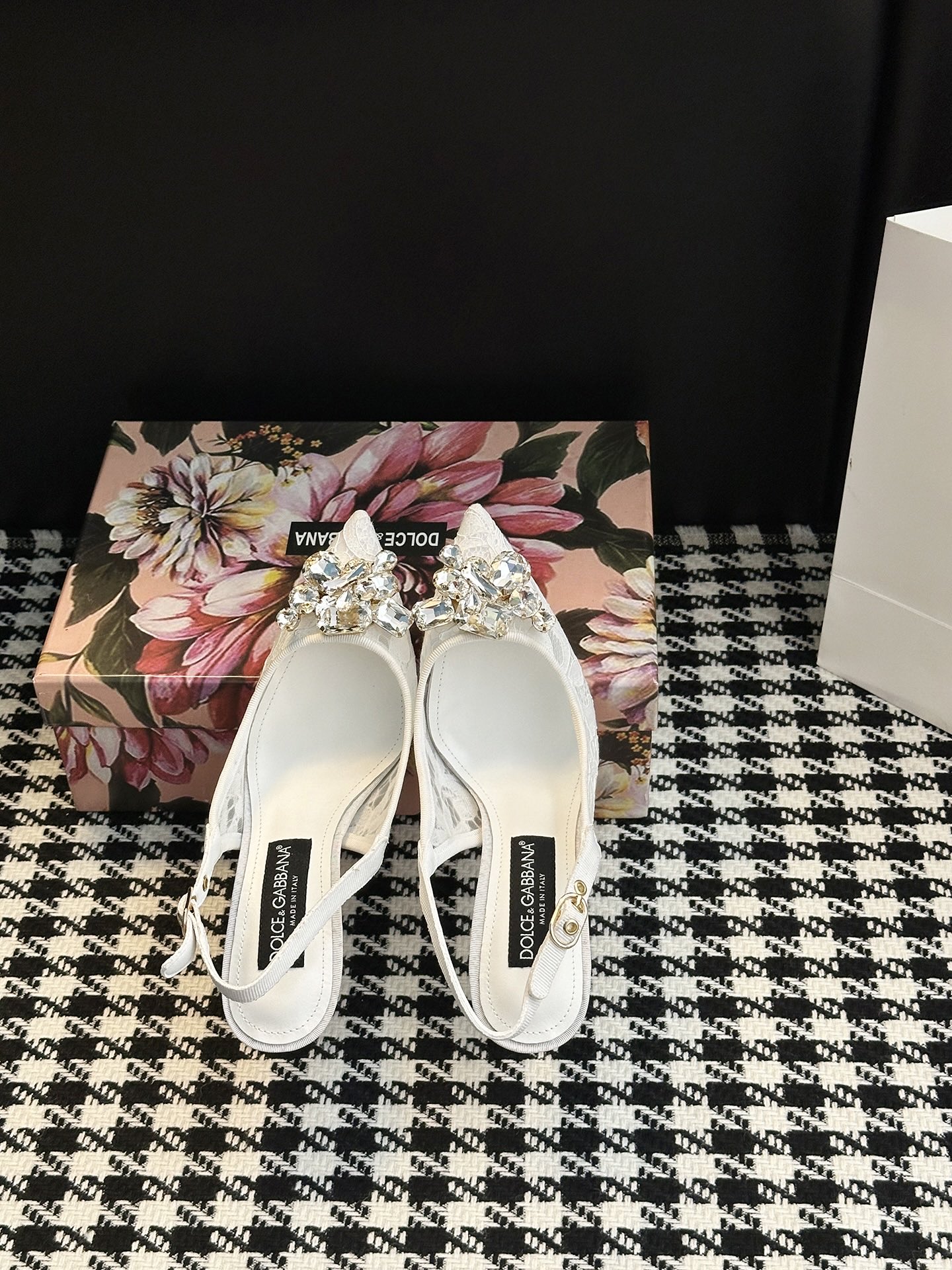Romantic Sicilian Ambitions: Dolce & Gabbana Lace Shoes for Ambitious Women. - 图片 3