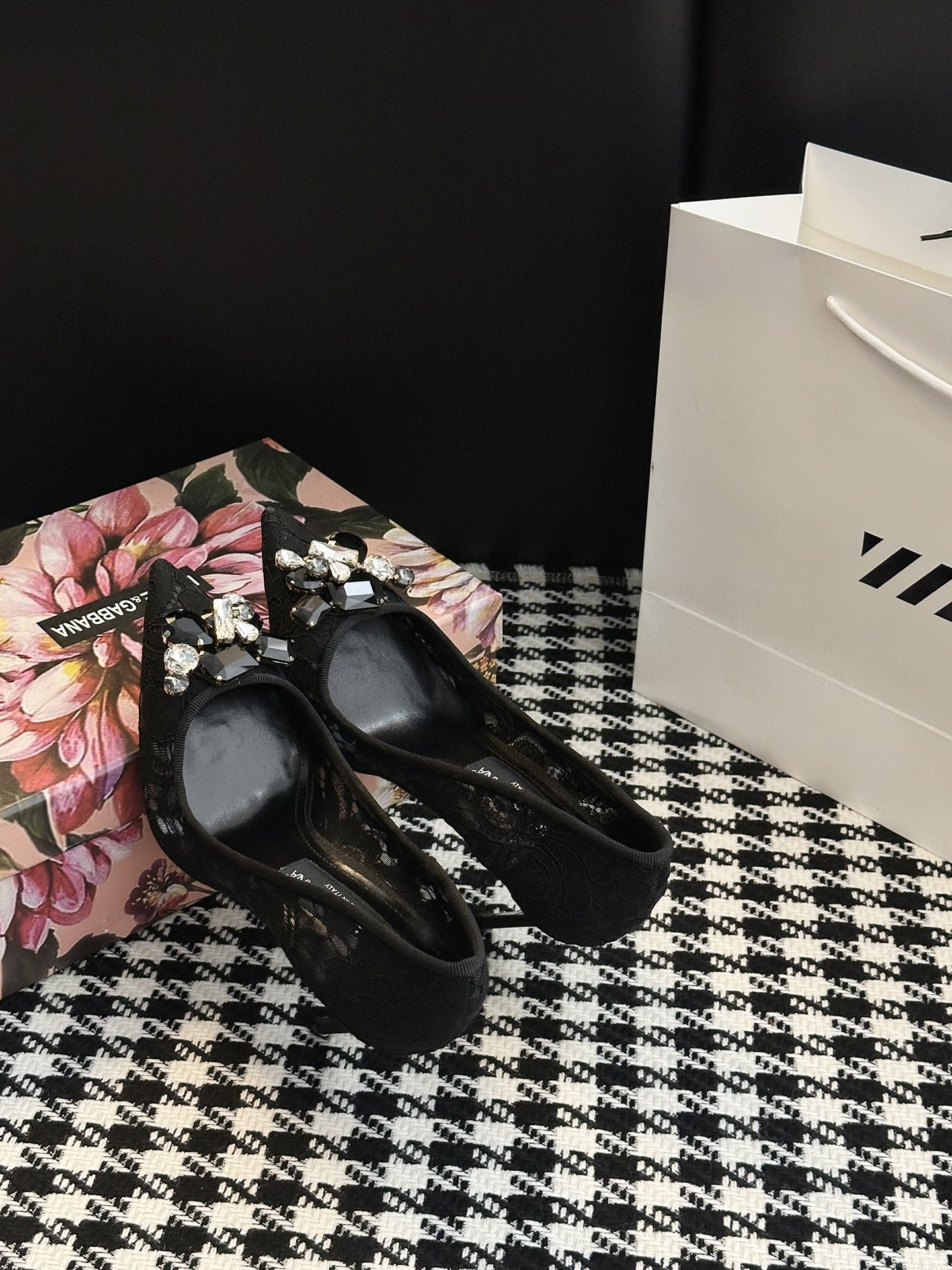 Dolce Gabbana Lace Shoes: Sicilian Romance in Every Detail - 图片 4