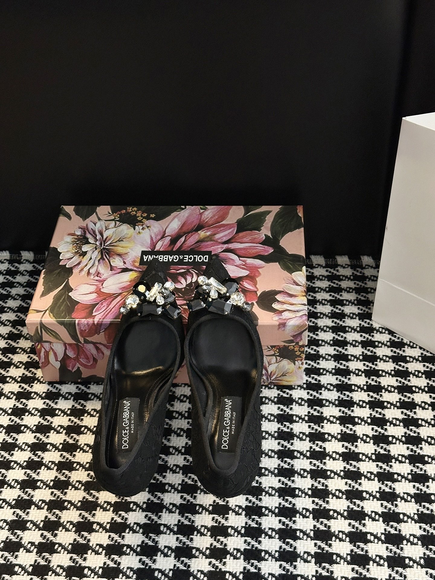 Dolce Gabbana Lace Shoes: Sicilian Romance in Every Detail - 图片 3