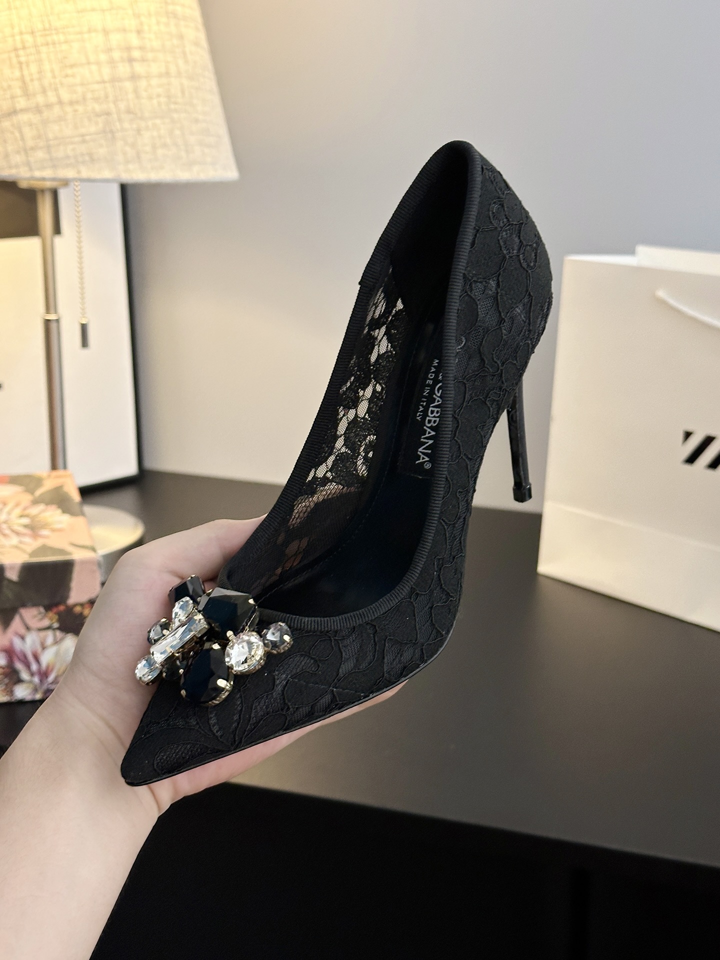 Dolce Gabbana Lace Shoes: Sicilian Romance in Every Detail - 图片 8