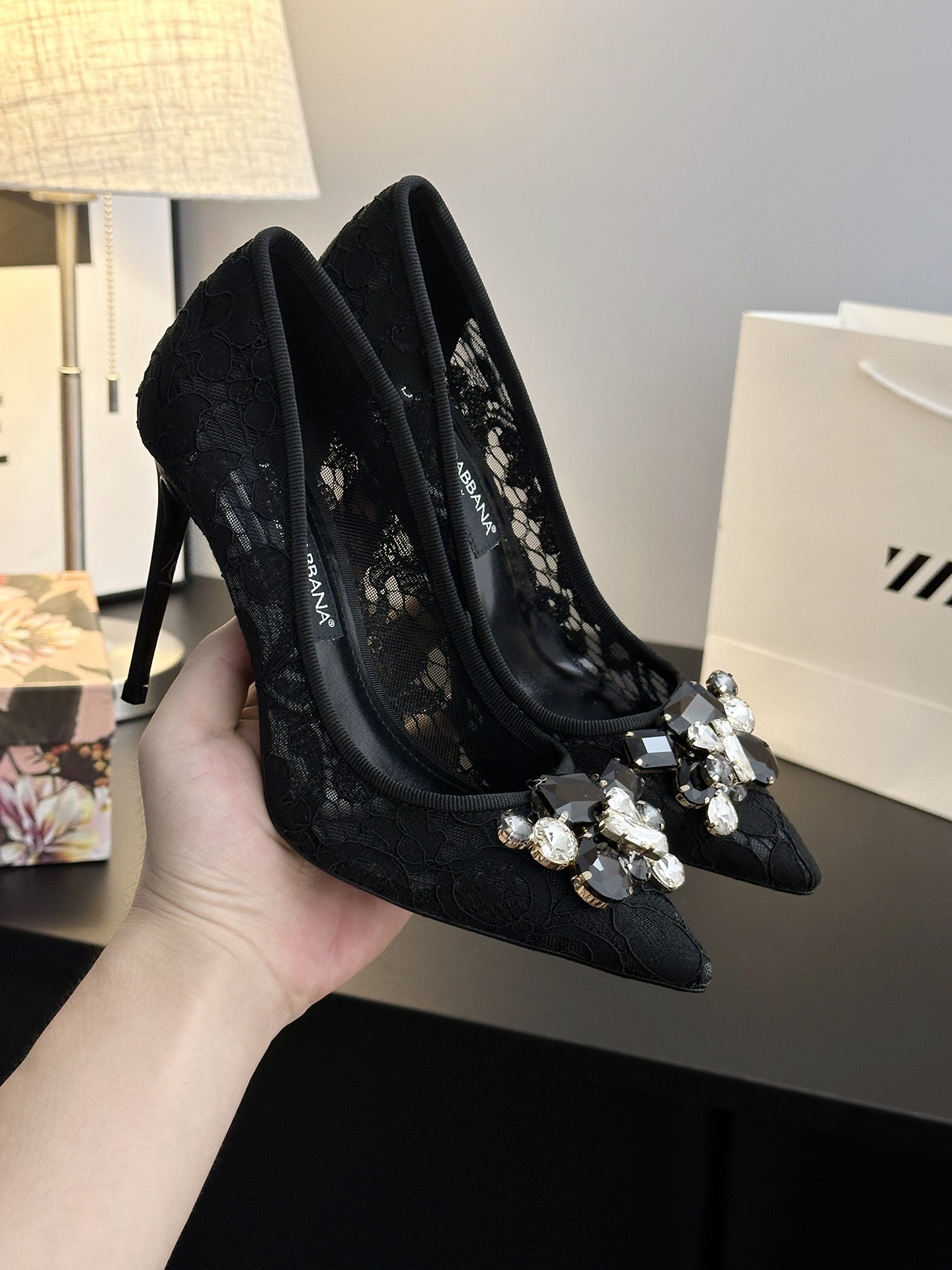 Dolce Gabbana Lace Shoes: Sicilian Romance in Every Detail - 图片 7