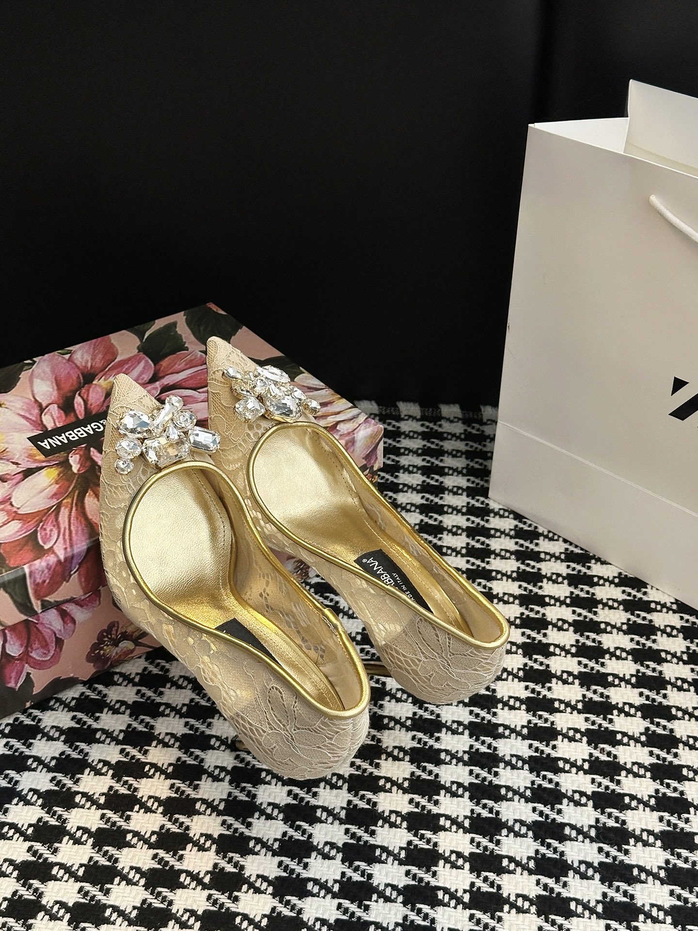 Dolce & Gabbana Lace Shoes: Sicilian Romance in Every Detail - 图片 4