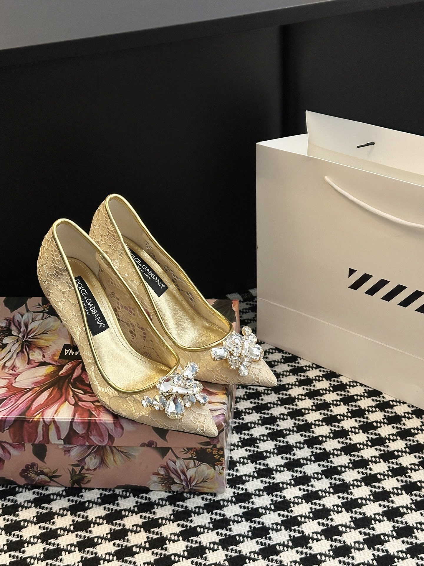 Dolce & Gabbana Lace Shoes: Sicilian Romance in Every Detail - 图片 1