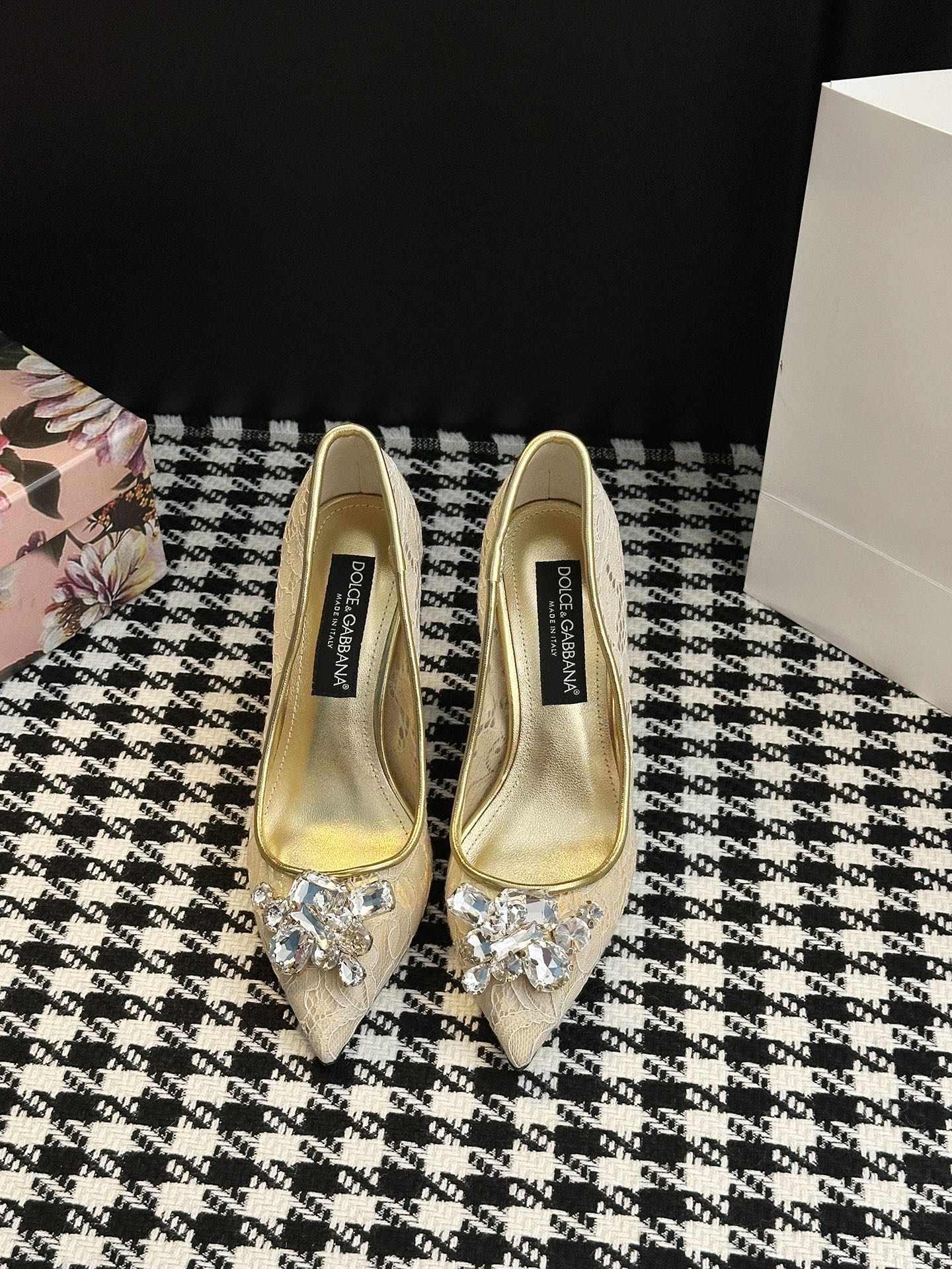 Dolce & Gabbana Lace Shoes: Sicilian Romance in Every Detail - 图片 2