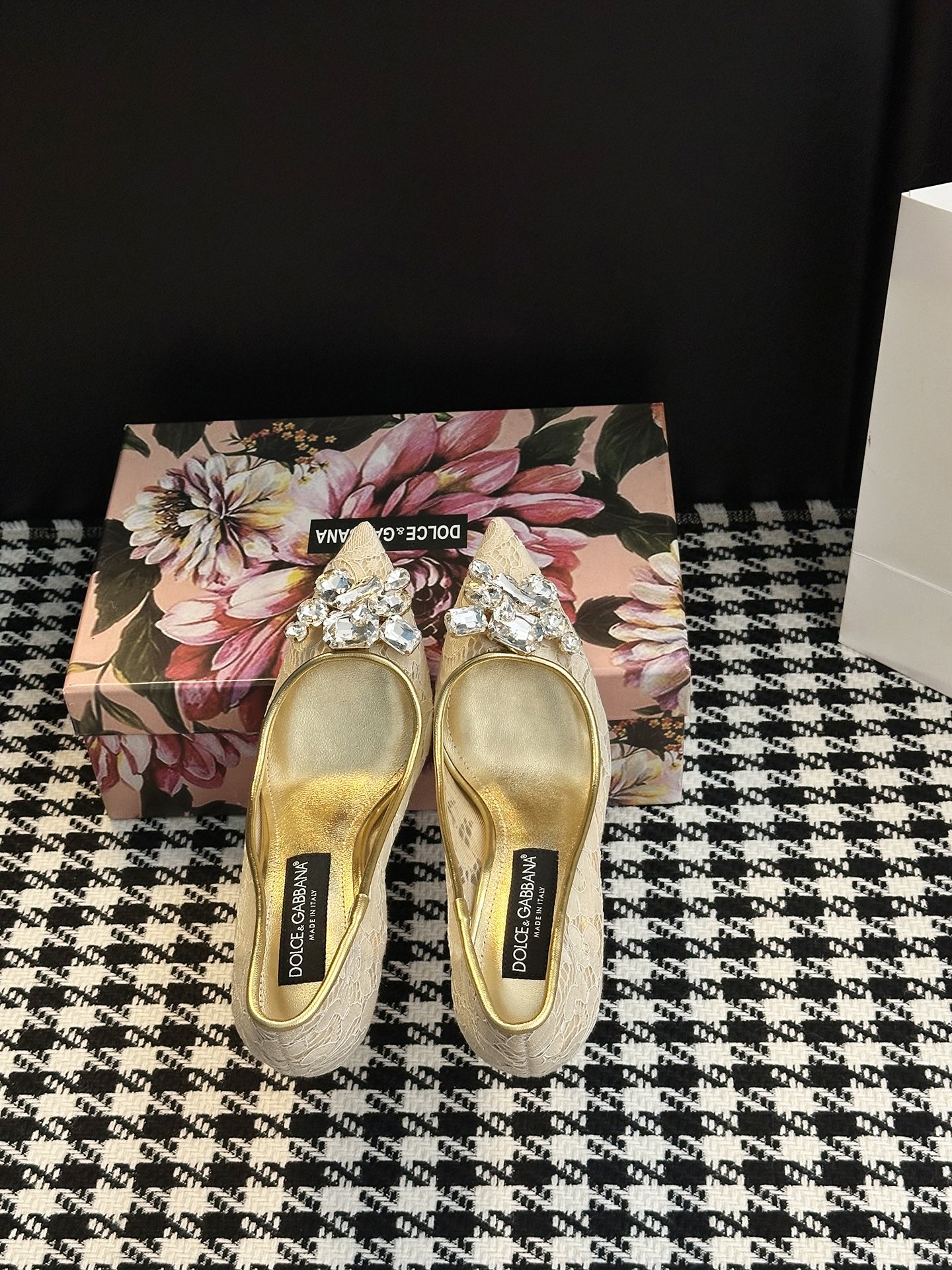 Dolce & Gabbana Lace Shoes: Sicilian Romance in Every Detail - 图片 3