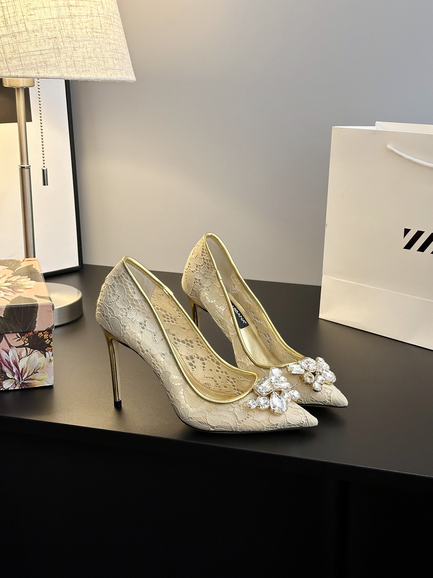 Dolce & Gabbana Lace Shoes: Sicilian Romance in Every Detail - 图片 5