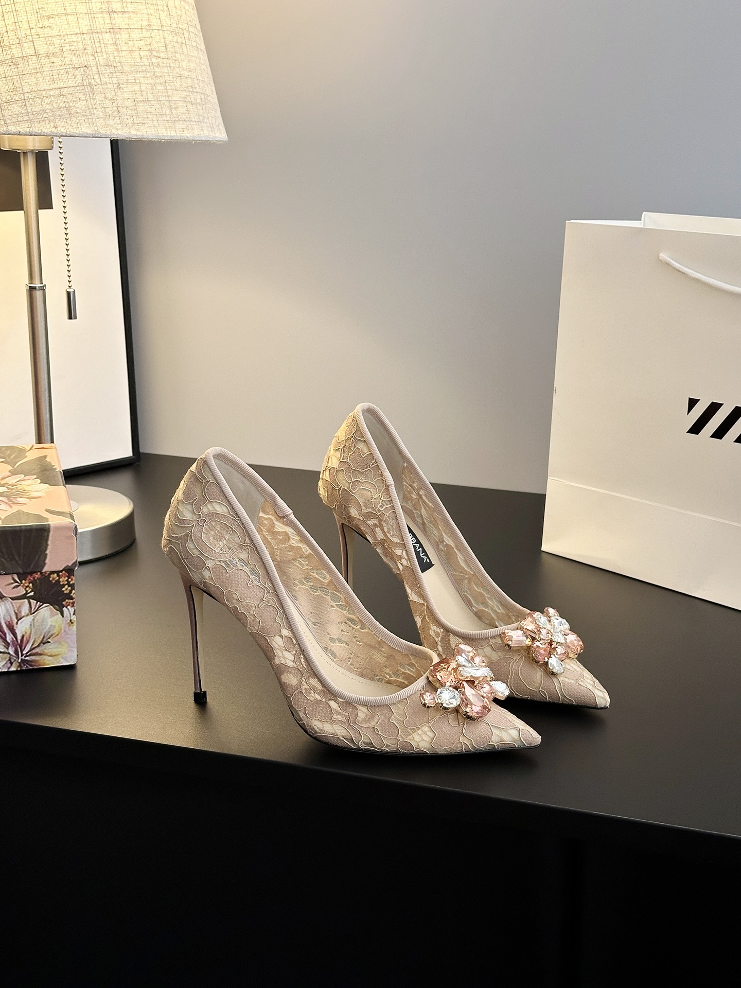 Dolce & Gabbana Lace Shoes: Sicilian Romance in Every Detail - 图片 5