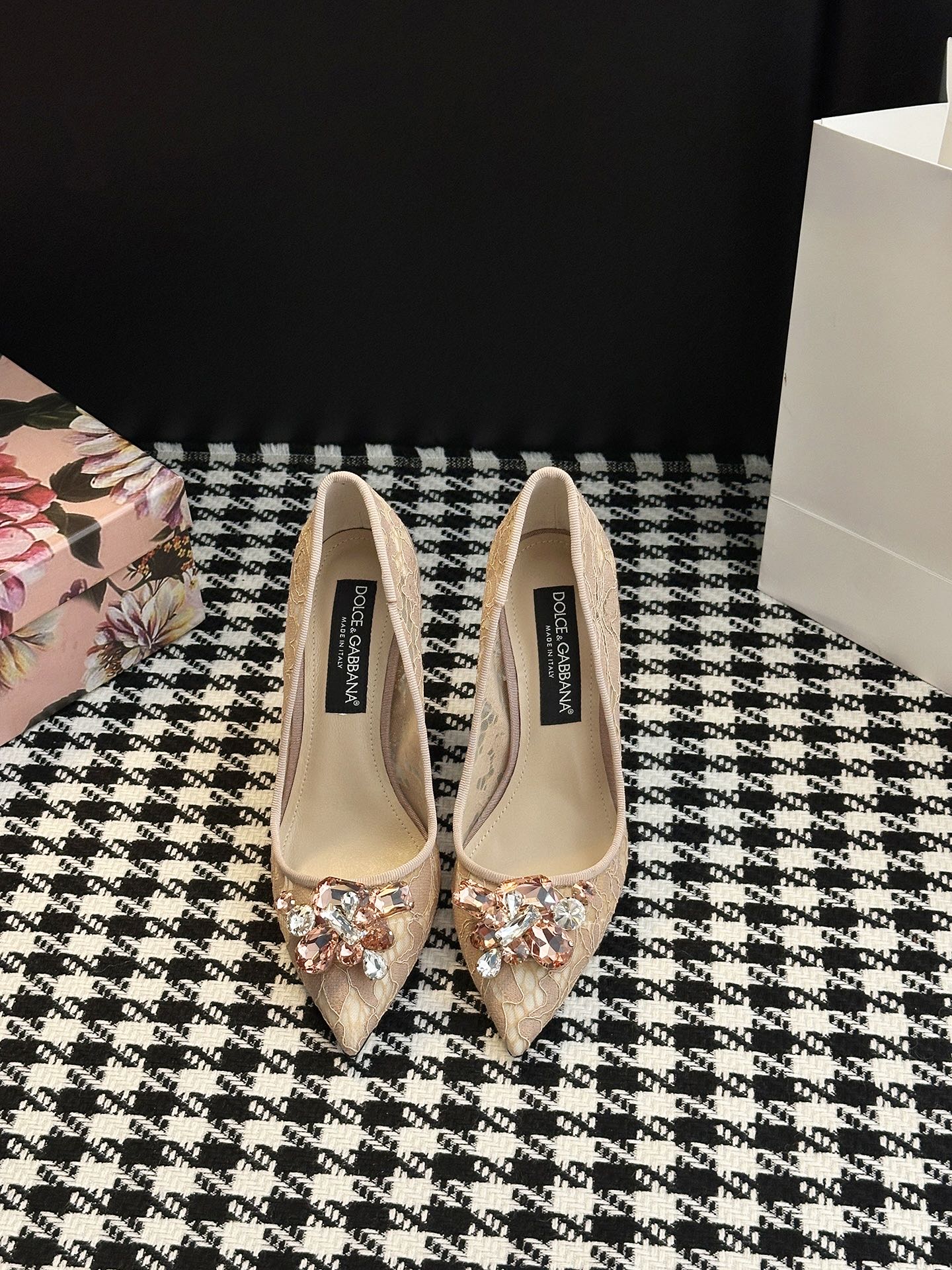 Dolce & Gabbana Lace Shoes: Sicilian Romance in Every Detail - 图片 2