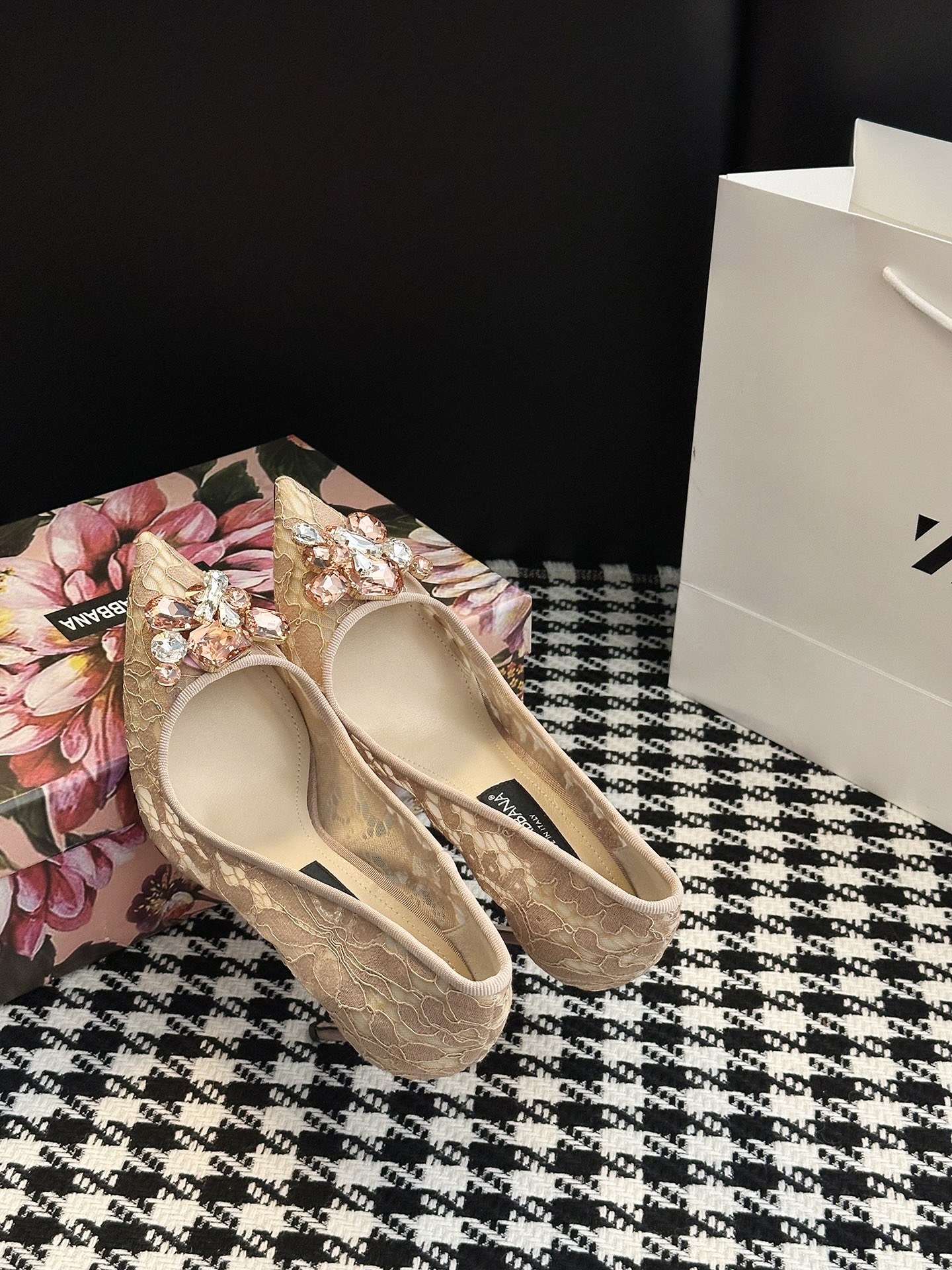 Dolce & Gabbana Lace Shoes: Sicilian Romance in Every Detail - 图片 4