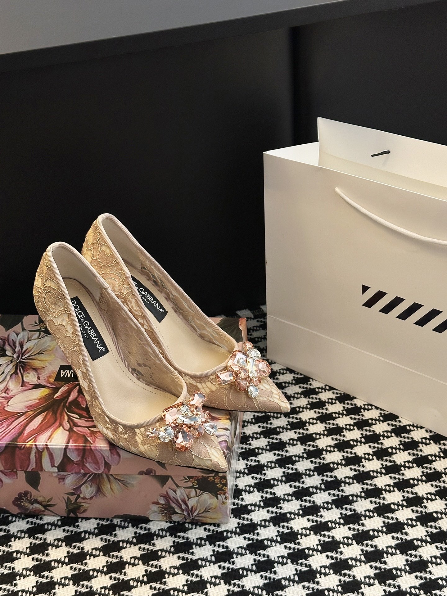 Dolce & Gabbana Lace Shoes: Sicilian Romance in Every Detail - 图片 1
