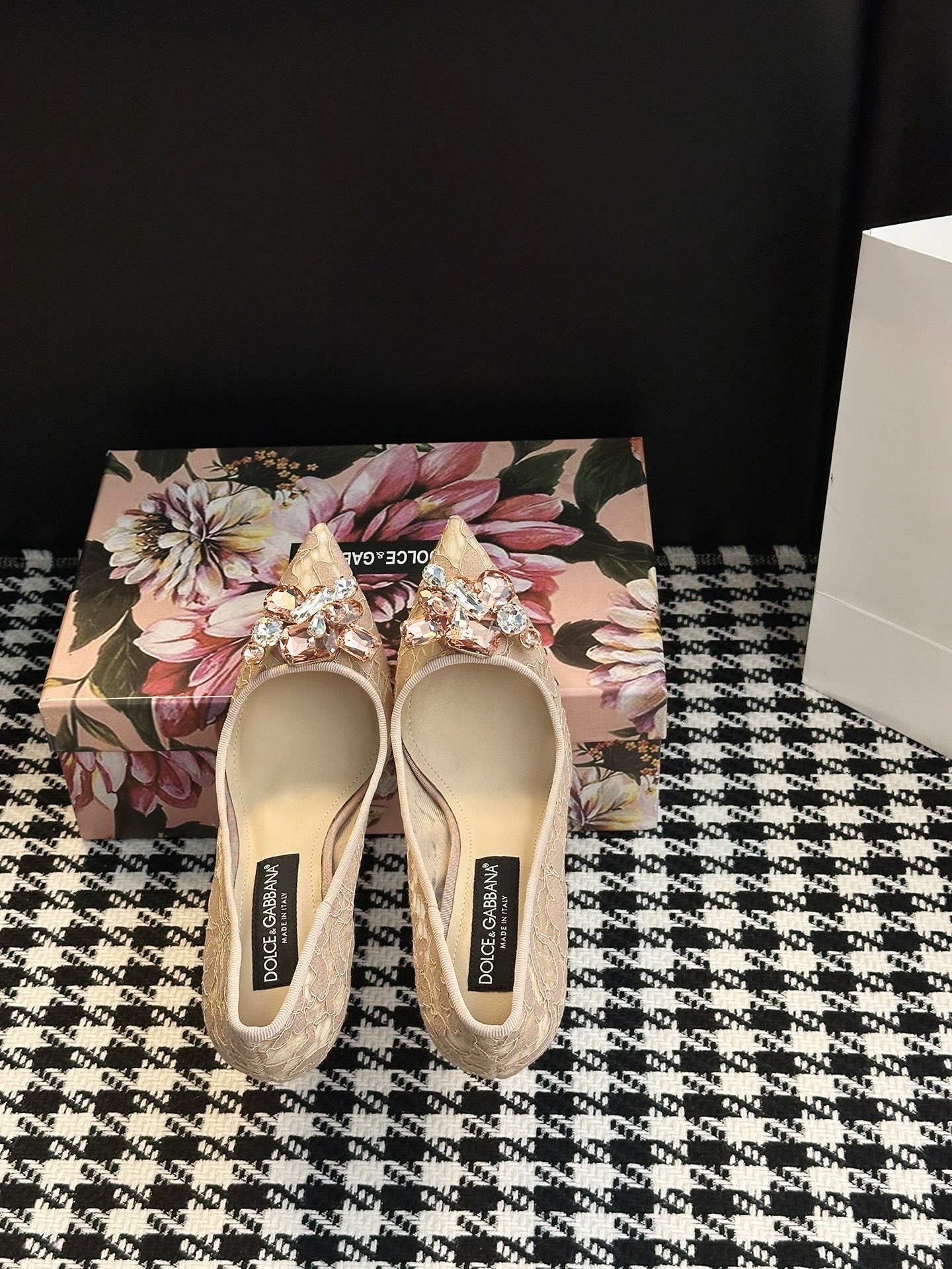 Dolce & Gabbana Lace Shoes: Sicilian Romance in Every Detail - 图片 3