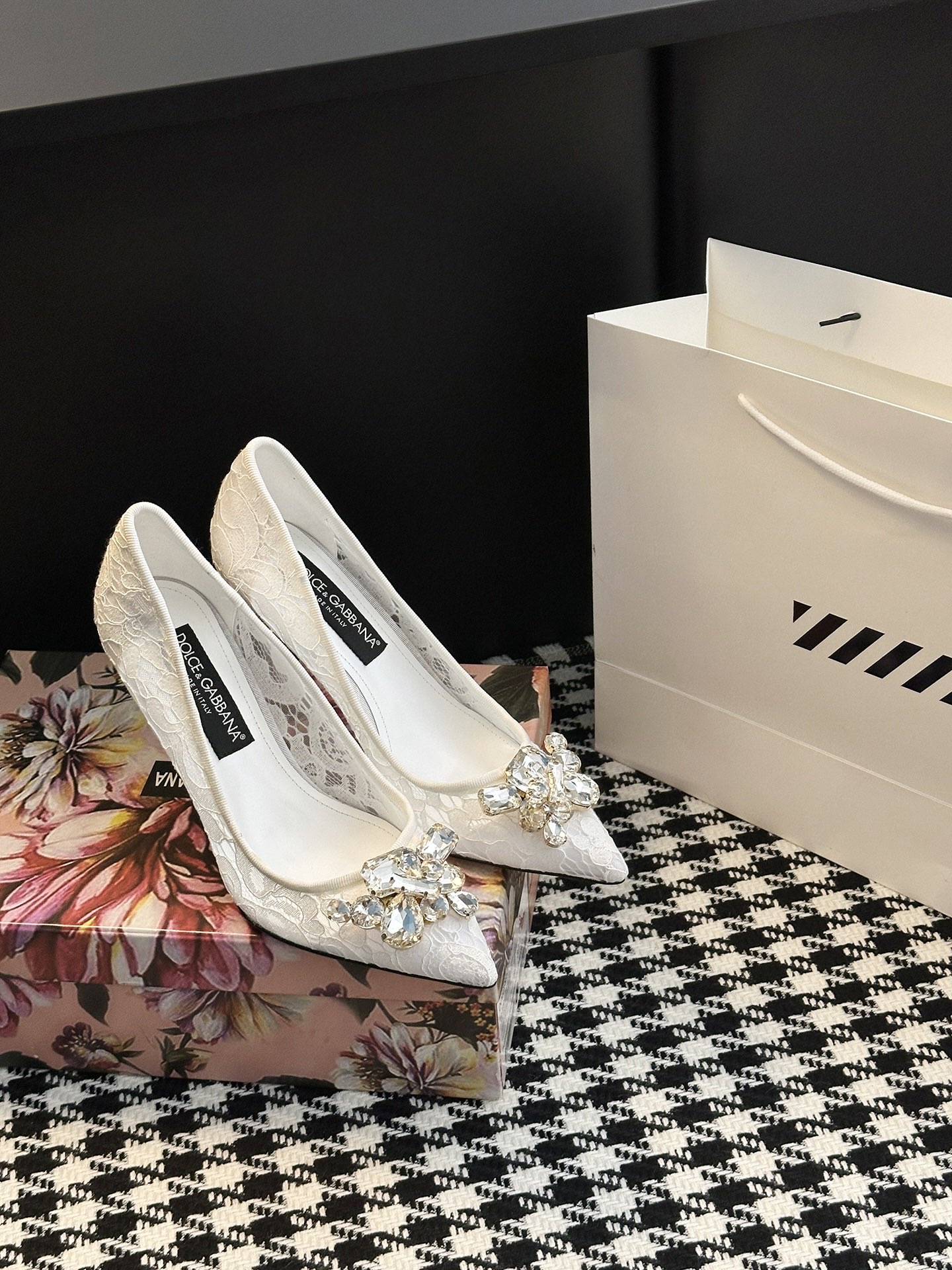 NO:482349,[& Lace diamond-decorated high-heeled sandals 'Italian Romance'] DG When the tenderness of lace collides with the ostentatiousness of diamonds, when the neatness of pointed to meet the empty sexiness - this pair of & hides Sicily's romantic ambitions into every design detail. 'Lace' is a poetic footnote. Delicate lace is like the second layer of skin, lightly wraps the foot shape, and the elegant gene of Italian style is flowing between the textures. It has a hazy luster when walking, which is an implicit sexy kill. 'Diamond' is a flamboyant highlight. The crystal and colored treasures on the toe are like 'solidified fireworks'. The staggered layers of hand-in-lined burst out brightly every step, which directly fills the C-position aura of dinners and parties.  The pointed-toe cut 'single to right-angle shoulders' style lengthening leg lines, the empty buckle design frees the sense of restraint, the slim heels accurately grasp the rhythm of 'elegant swaying' - even the back is written with 'high-end'. From the passion of rose red, the coldness of black, to the nobleness of platinum, the gentleness of naked pink... Multi-color adaptation to different styles of scripts are the bright heroines in the dinner party, and the focus of the light-chasing lights in the party. These shoes are not only outfit items, but also love letters dedicated to women who 'ambition and romance coexist' - when you wear it, you become the 'Elite aesthetic spokesperson' for walking, and each step is writing your own gorgeous chapter. The upper material is lace mesh. The shoe is made of sheepskin. The sole is made of original molded leather sole. The heel height is 6.5CM 10CM (the picture is taken as 10CM) Color choice black, white, rose, skin color  Gold five-color shoe size 35-42 (40.41.42 no return or exchange), high heels single shoes, sandals, high heels, sheepskin19860909【& 蕾丝钻饰高跟凉鞋“意式浪漫”】 DG当蕾丝的温柔撞上钻饰的张扬,当尖头的利落邂逅后空的性感——这双&,把西西里的浪漫野心,藏进每一处设计细节里. 「蕾丝」是诗意的注脚 细腻蕾丝如第二层肌肤,轻盈包裹足型,纹理间流淌着意式高定的优雅基因,走动时泛起朦胧光泽,是含蓄的性感杀. 「钻饰」是张扬的高光 鞋头的水晶与彩宝宛如「凝固的烟火」,手工镶嵌的错落层次,让每一步都迸发璀璨,把晚宴、派对的C位气场直接拉满. 尖头剪裁「秒变直角肩」式拉长腿线,后空搭扣设计解放束缚感,细高跟精准拿捏「优雅摇曳」的节奏感——连背影都写着“高级”. 从玫红的热烈、黑色的冷艳,到白金的矜贵、裸粉的温柔……多色适配不同风格剧本是晚宴里的明艳女主,也是派对中自带追光灯的焦点存在. 这双鞋,不止是穿搭单品,更是&献给「野心与浪漫并存」的女性的情书——当你穿上它,便成了行走的「意式美学代言人」,每一步都在书写属于自己的华丽篇章. 鞋面材质蕾丝网面 鞋里材质羊皮 鞋底材质原版开模真皮底 跟高选择6.5CM 10CM（图片拍摄为10CM） 颜色选择黑 白 玫红 肤色 金色 五色 鞋码选购35-42（40.41.42不退换）,高跟鞋单鞋,sandals,high heels,sheepskin,Women's Shoes