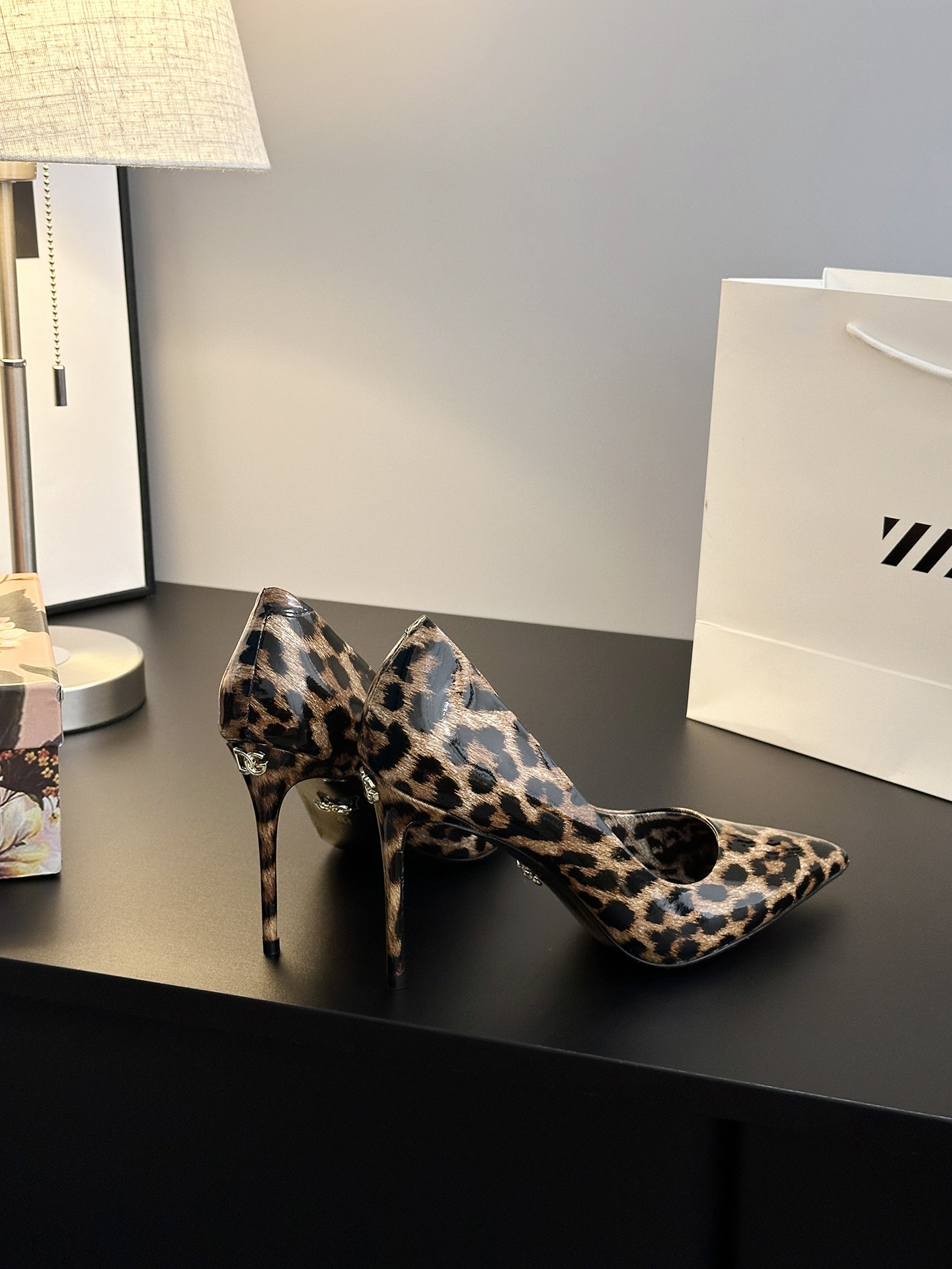 Dolce & Gabbana Shoes: Elegant, Sharp Cuts, High Quality Materials, Timeless Classics - 图片 6