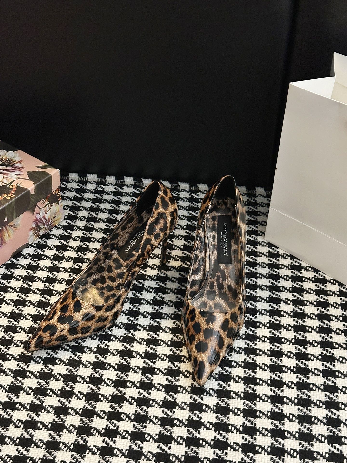 Dolce & Gabbana Shoes: Elegant, Sharp Cuts, High Quality Materials, Timeless Classics - 图片 3