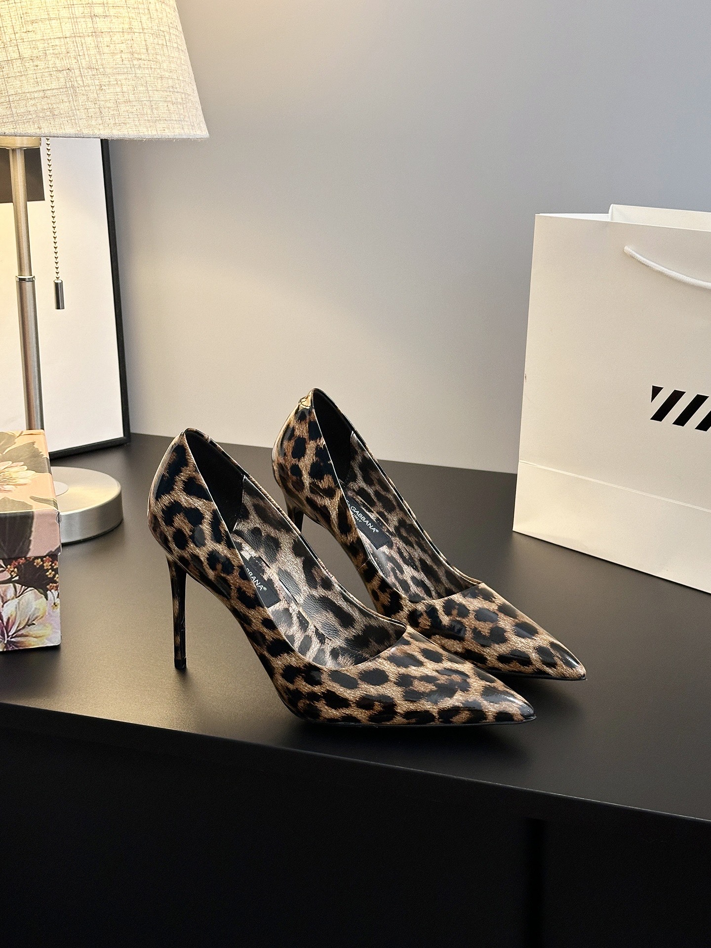 Dolce & Gabbana Shoes: Elegant, Sharp Cuts, High Quality Materials, Timeless Classics - 图片 1