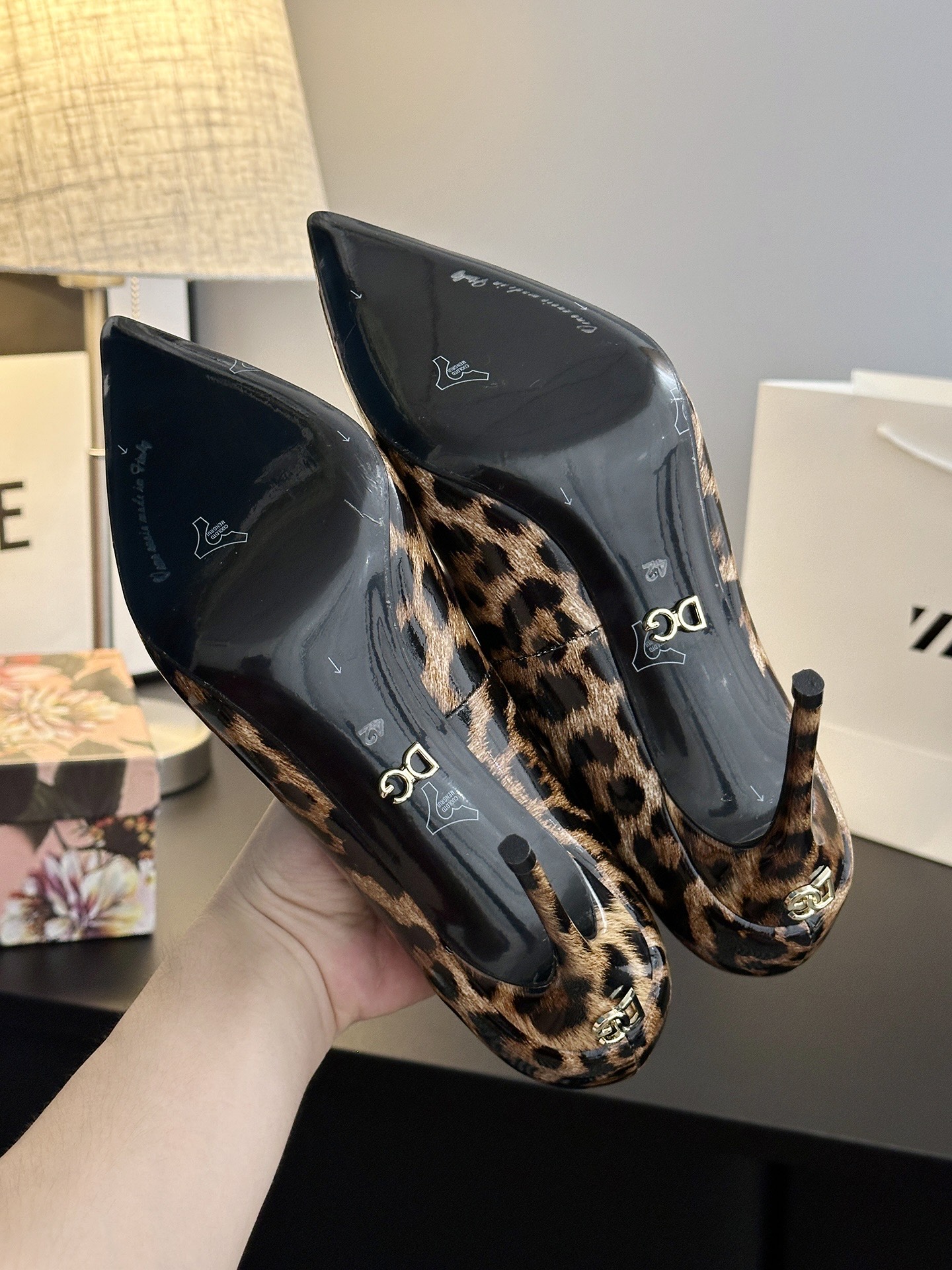 Dolce & Gabbana Shoes: Elegant, Sharp Cuts, High Quality Materials, Timeless Classics - 图片 9