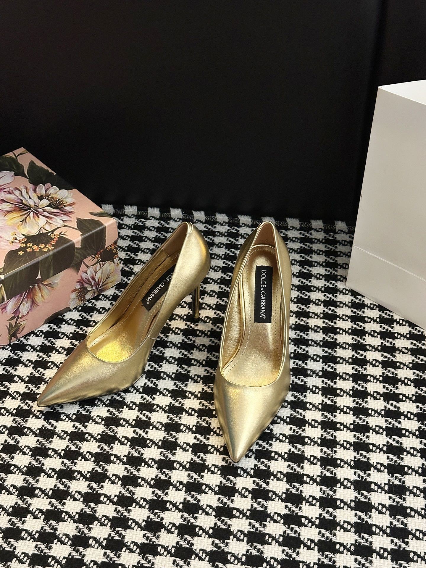 Dolce & Gabbana Shoe Collection: Elegant, Sharp, Timeless Design in Various Colors - 图片 3