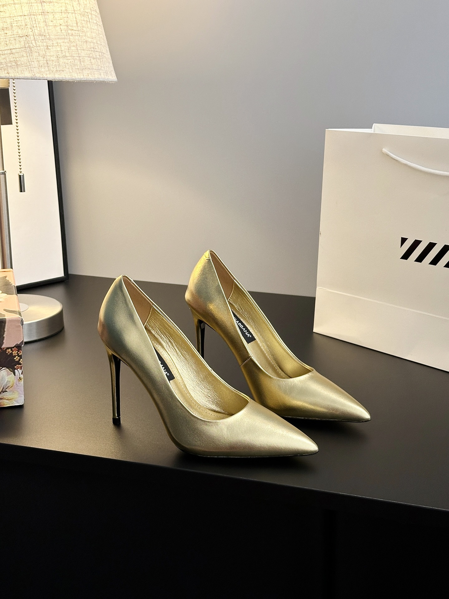 Dolce & Gabbana Shoe Collection: Elegant, Sharp, Timeless Design in Various Colors