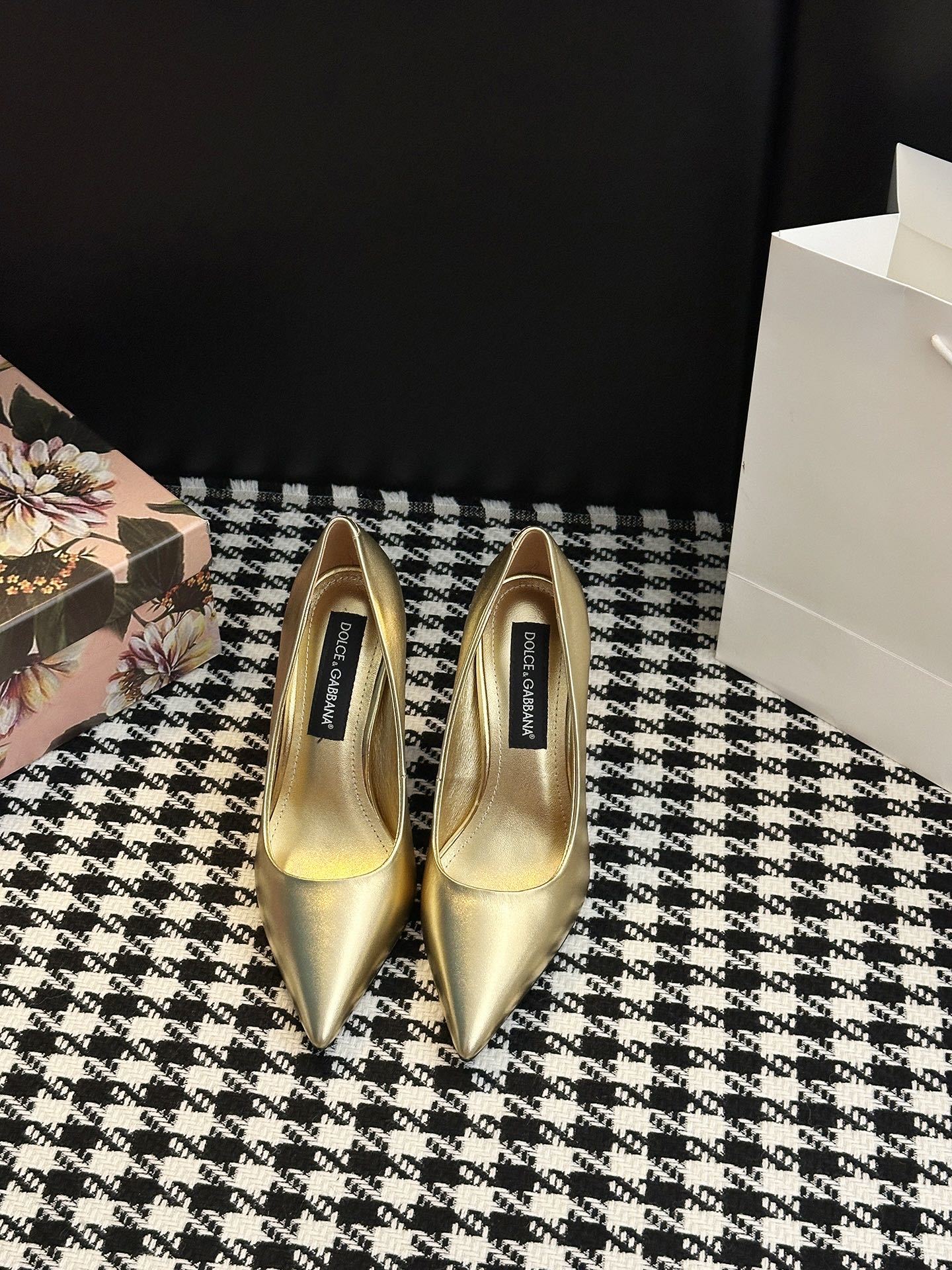 Dolce & Gabbana Shoe Collection: Elegant, Sharp, Timeless Design in Various Colors - 图片 2