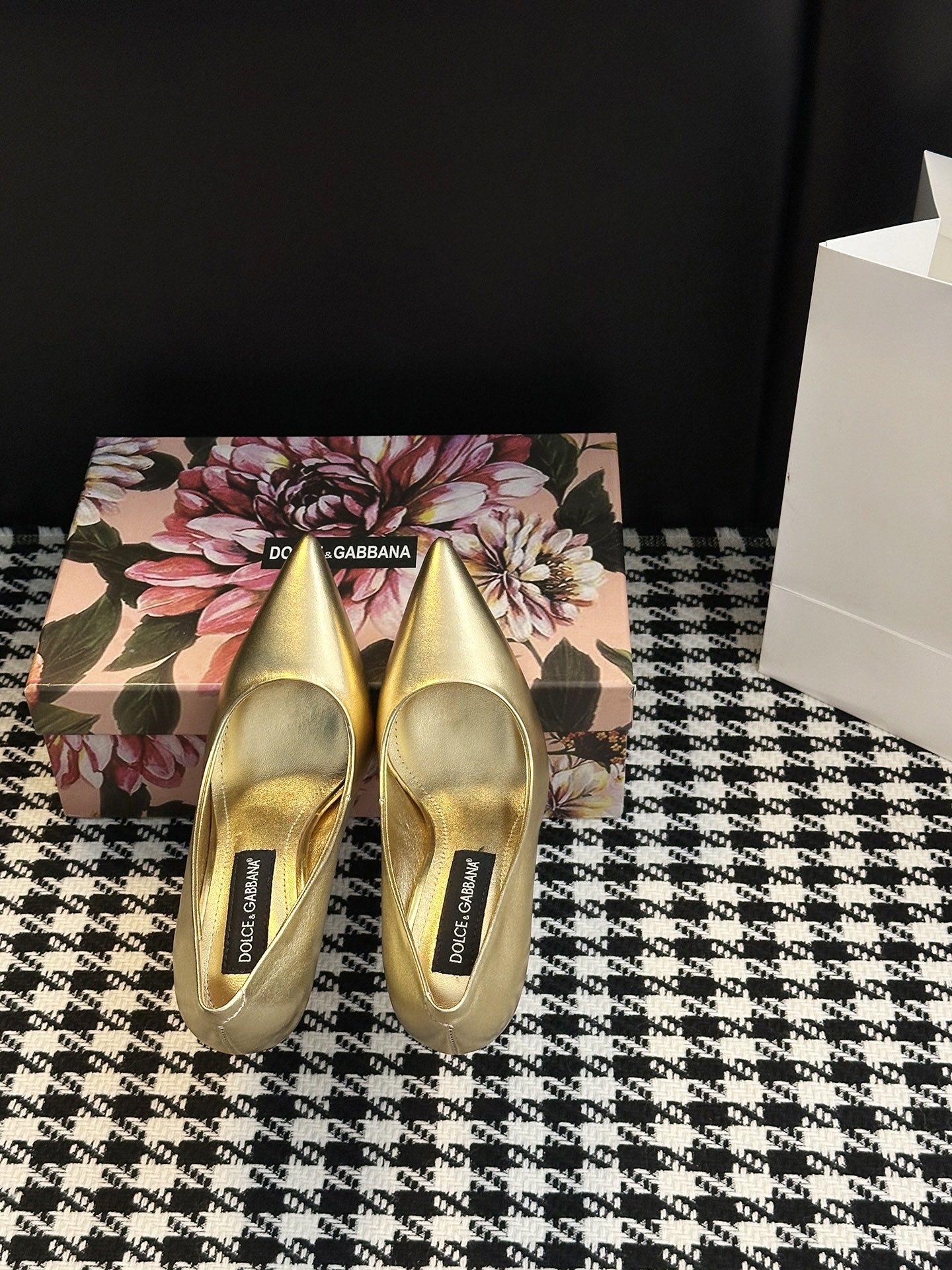 Dolce & Gabbana Shoe Collection: Elegant, Sharp, Timeless Design in Various Colors - 图片 4