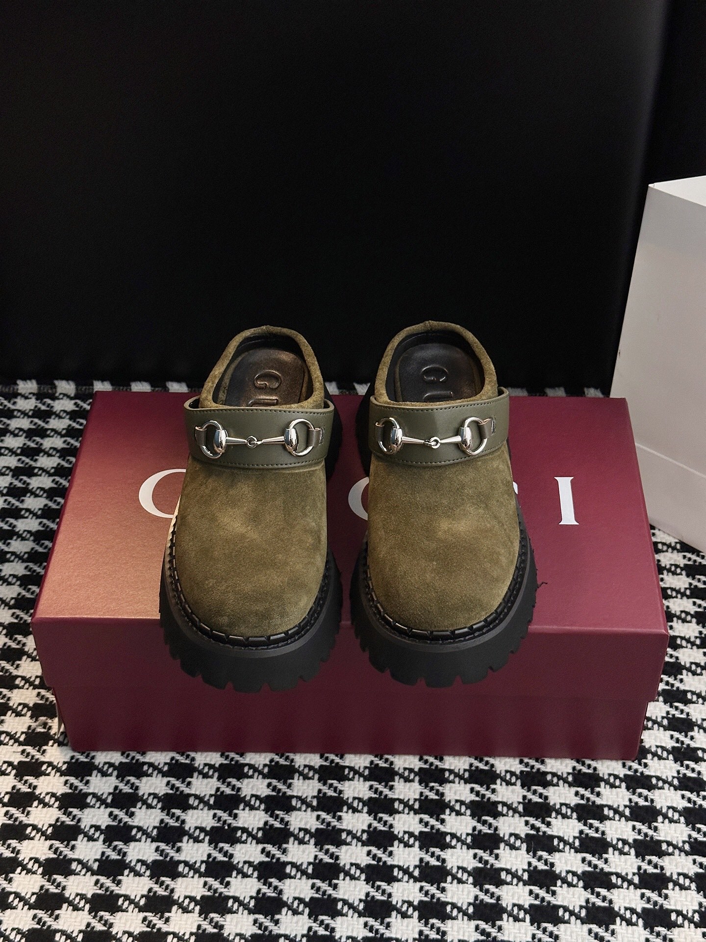 NO:482327,Men's 10 [Thick-soled Loafers] Who knows it!  This pair of shoes directly weld the 'classic' and 'fashionable thick soles' to the end of the delicate fur to wrap the feet. It looks like the soft thick soles that step into the clouds have a 'airy feeling', but they are crisp and stylish, and the wind hides a slack feeling when walking~ The retro filter is directly filled with it!  The iconic horse-biting hardware texture, DNA engraved into details, and you can recognize the quality at first glance!  Upper material is mercerized beef reverse velvet. Toe layer cowhide leather, shoe material is sheepskin, sole is made of high elastic and wear-resistant velvet foamed rubber outsole. Color is black cowhide, brown and red, green, three colors. Shoe size is 35-45 (40, 45 customized, non-return and exchange), semi-torque, loafers, cowhide, sheepskin19860909男10【厚底乐福鞋】 谁懂啊！这双鞋直接把「经典」和「时髦厚底」焊死了细腻翻毛皮裹着脚,像踩进云端的柔软厚底自带“空气感”,却又挺括有型,走路带风都藏着松弛感～复古滤镜直接拉满！ 标志性马衔扣五金质感, DNA刻进细节,一眼识货的高级！ 鞋面材质丝光牛反绒.头层牛皮 鞋里材质羊皮 鞋底材质高弹耐磨绒发泡橡胶大底 颜色选择黑色牛皮, 棕红色,绿色,三色 鞋码选购35-45（40,45定做不退换）,半拖,loafers,cowhide,sheepskin,Women's Shoes