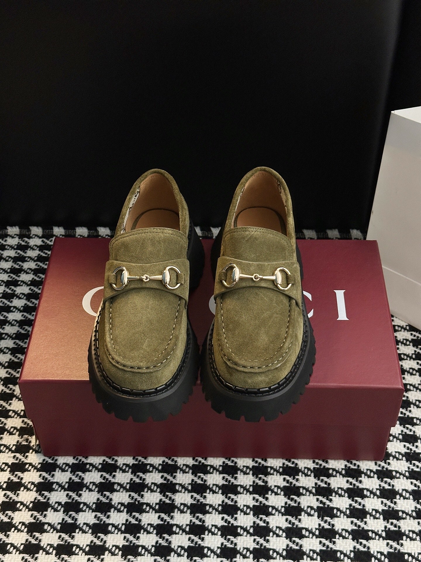NO:482322,Men's 10 [Thick-soled Loafers] Who knows it!  This pair of shoes directly weld the 'classic' and 'fashionable thick soles' to the end of the delicate fur to wrap the feet. It looks like the soft thick soles that step into the clouds have a 'airy feeling', but they are crisp and stylish, and the wind hides a slack feeling when walking~ The retro filter is directly filled with it!  The iconic horse-biting hardware texture, DNA engraved into details, and you can recognize the quality at first glance!  Upper material is mercerized beef reverse velvet. Toe layer cowhide leather, shoe material is sheepskin, sole is high-elastic wear-resistant velvet foamed rubber outsole. Color is black cowhide, brown and red, green, three colors. Shoe size is 35-46 (40, 46 customized, non-return and exchange), loafers, cowhide, sheepskin19860909男10【厚底乐福鞋】 谁懂啊！这双鞋直接把「经典」和「时髦厚底」焊死了细腻翻毛皮裹着脚,像踩进云端的柔软厚底自带“空气感”,却又挺括有型,走路带风都藏着松弛感～复古滤镜直接拉满！ 标志性马衔扣五金质感, DNA刻进细节,一眼识货的高级！ 鞋面材质丝光牛反绒.头层牛皮 鞋里材质羊皮 鞋底材质高弹耐磨绒发泡橡胶大底 颜色选择黑色牛皮, 棕红色,绿色,三色 鞋码选购35-46（40,46定做不退换）,乐福鞋,loafers,cowhide,sheepskin,Women's Shoes