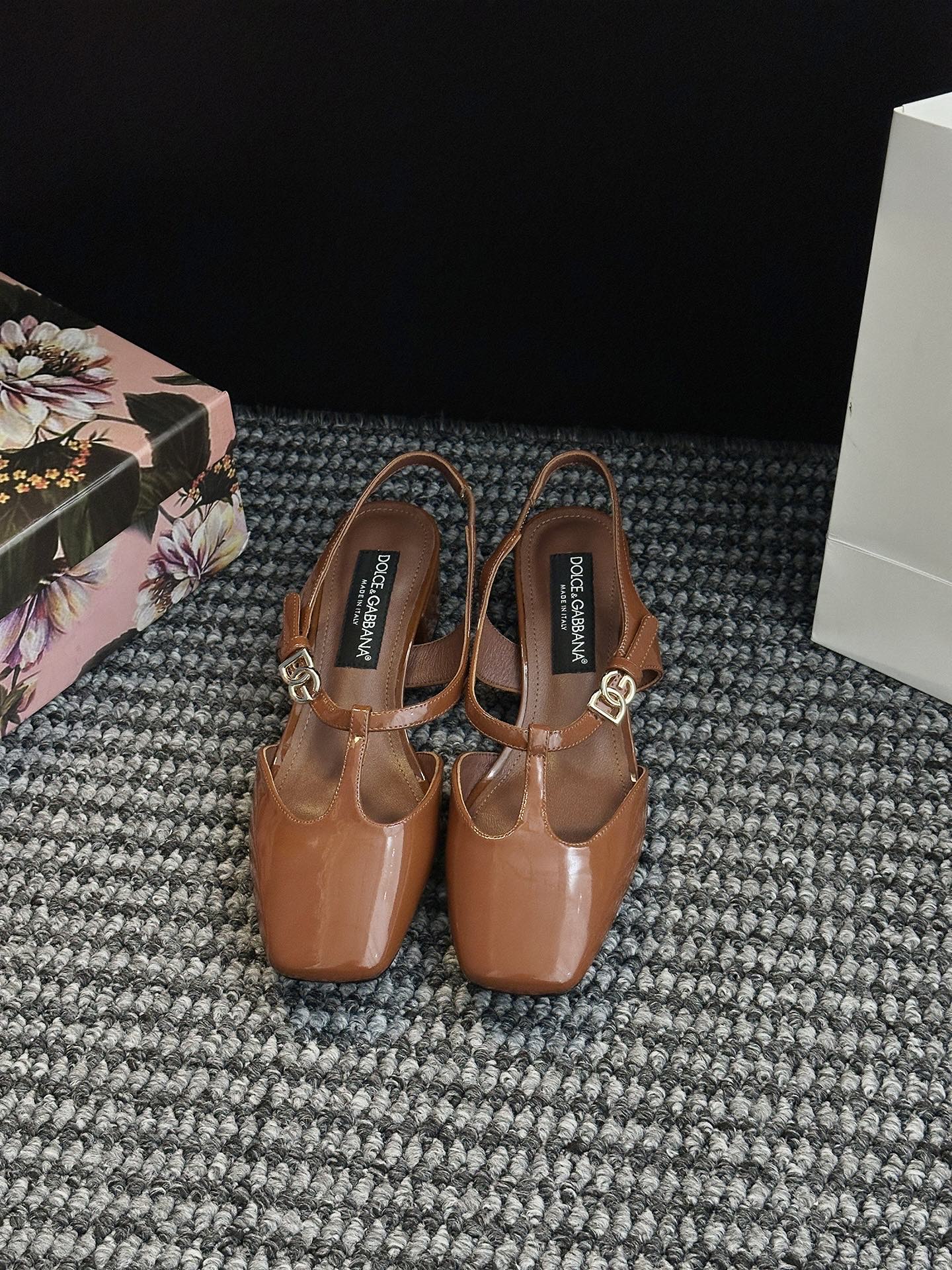 NO:482345,& Mary Jane patent leather back lace-up shoes, which combine elegant silhouette and shiny finish, suitable for wearing in all kinds of formal occasions. Patent leather back lace-up shoes DG When the mirror gloss of patent leather hits the neat tailoring of pointed toes, when the elegant encounter of stilettos, and the genes of stilettos - this pair of shoes is a 'timeless' concreteness and a 'aura textbook'. The repeatedly polished patent leather, such as flowing liquid metal, black cold, red hot, white purity... Every gloss is 'easy-free' and can reflect the attractive presence even in the dark. Upper material is made of cow patent leather, shoe material is sheepskin, sole material is made of hot stamping DG logo saddle leather sole [heel height 35 mm]  Shoe size purchase number: women's 35-42 (40.41.42 custom made without return or exchange), sandals, sandals, mary jane, sheepskin19860909&玛丽珍漆皮后系带鞋,融汇雅致廓形与亮泽饰面,适合各式正式场合穿着. 漆皮后系带鞋 DG当漆皮的镜面光泽撞上尖头的利落剪裁,当细高跟的优雅邂逅&的基因——这双鞋,是「永不过时」的具象化,更是「气场教科书」. 经过反复打磨的漆皮,如流动的液态金属,黑的冷冽、红的炽热、白的纯净……每一抹光泽都带着「毫不费力的贵气」,哪怕在昏暗里,也能折射出摄人的存在感 鞋面材质牛漆皮 鞋里材质羊皮 鞋底材质烫印 DG 徽标鞍皮鞋底【跟高35毫米】 鞋码选购码数:女35-42（40.41.42订做不退换）,凉鞋单鞋,sandals,mary jane,sheepskin,Women's Shoes