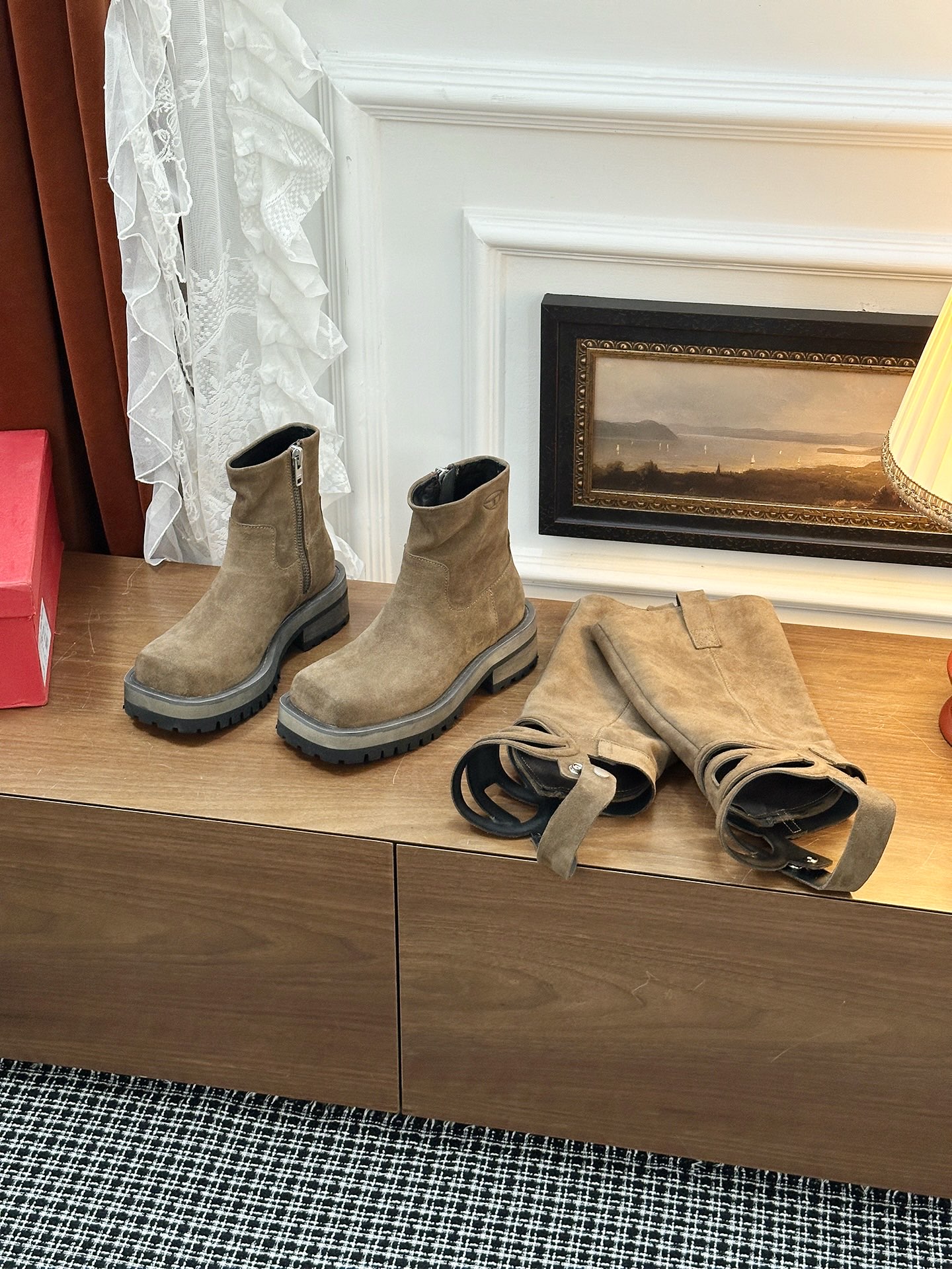 NO:491945,｜Disai's new OVAL D two-wear denim boots can be worn with long tubes and can be used as detachable short boots. Two-wear and two colors are suitable for all your outfits. It can be long boots in winter, short boots in spring and autumn. The hot girl style is super practical and versatile!  !  !  Upper material is ox back-feather suede, shoe material is ox back-feather suede, sole material is original combination rubber sole, shoe size purchase number: women's 35-40 (40 custom made without return or exchange) factory first launch, boots, boots, chamois leather19860909｜迪赛新款OVAL D两穿牛仔靴 可长筒穿可拆卸做短靴穿,两穿两色适配你所有穿搭 冬天既能长靴,春秋又能短靴 辣妹款超级实用百搭！！！ 鞋面材质牛反绒麂皮 鞋里材质牛反绒麂皮 鞋底材质原版组合橡胶底 鞋码选购码数:女35-40（40订做不退换）工厂首发,靴子,boots,chamois leather,Women's Shoes