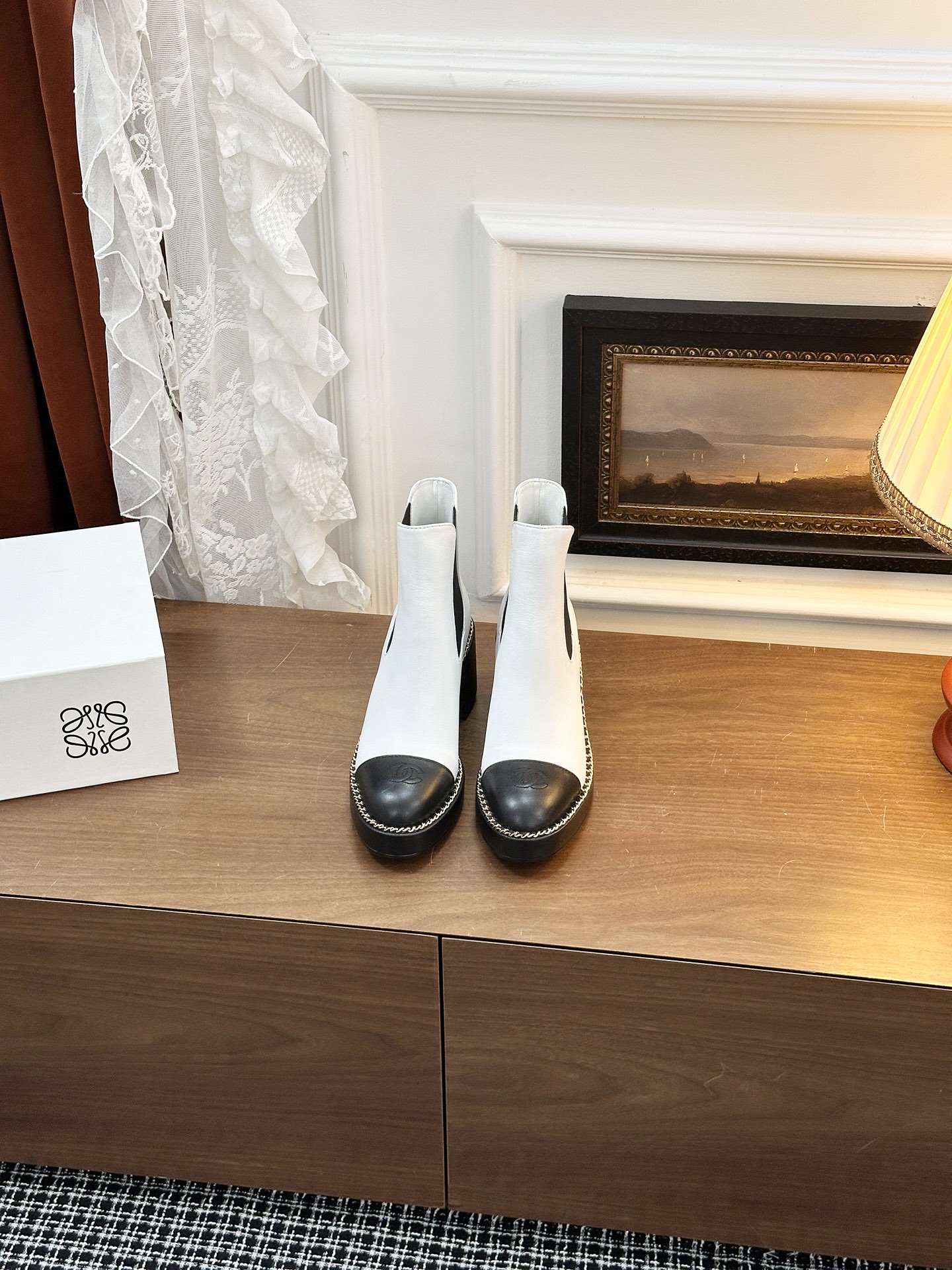 NO:491907,A must-have item for autumn and winter in Xiaoxiang short boots. Chanel's loves simple but irresistible combinations to show unique styles, free mixing and matching are shining in place and keeping up with Grandma Tsubasa's fashion pace!  !  !  Exquisite details enlarge the original mold opening hardware buckle. Top version purchasing level. Upper material is made of top layer cowhide. Shoe material is sheepskin. Sole material is Italian leather sole. Shoe size is purchased for women 35-41 (female 40.41 without return or exchange), boots, chanel, boots, cowhide, sheepskin, Leather soles19860909小香短靴秋冬必备单品 香奈儿女士钟爱简约又难以抗拒搭配展现与众不同的穿搭风格、自由混搭闪耀到位跟紧香奶奶时尚步伐！！！精致细节放大看原版开模五金扣 顶级版本代购级别打造 鞋面材质头层牛皮 鞋里材质羊皮 鞋底材质意大利真皮大底 鞋码选购女35-41（女40.41不退换）,靴子,chanel,boots,cowhide,sheepskin,Leather soles,Women's Shoes