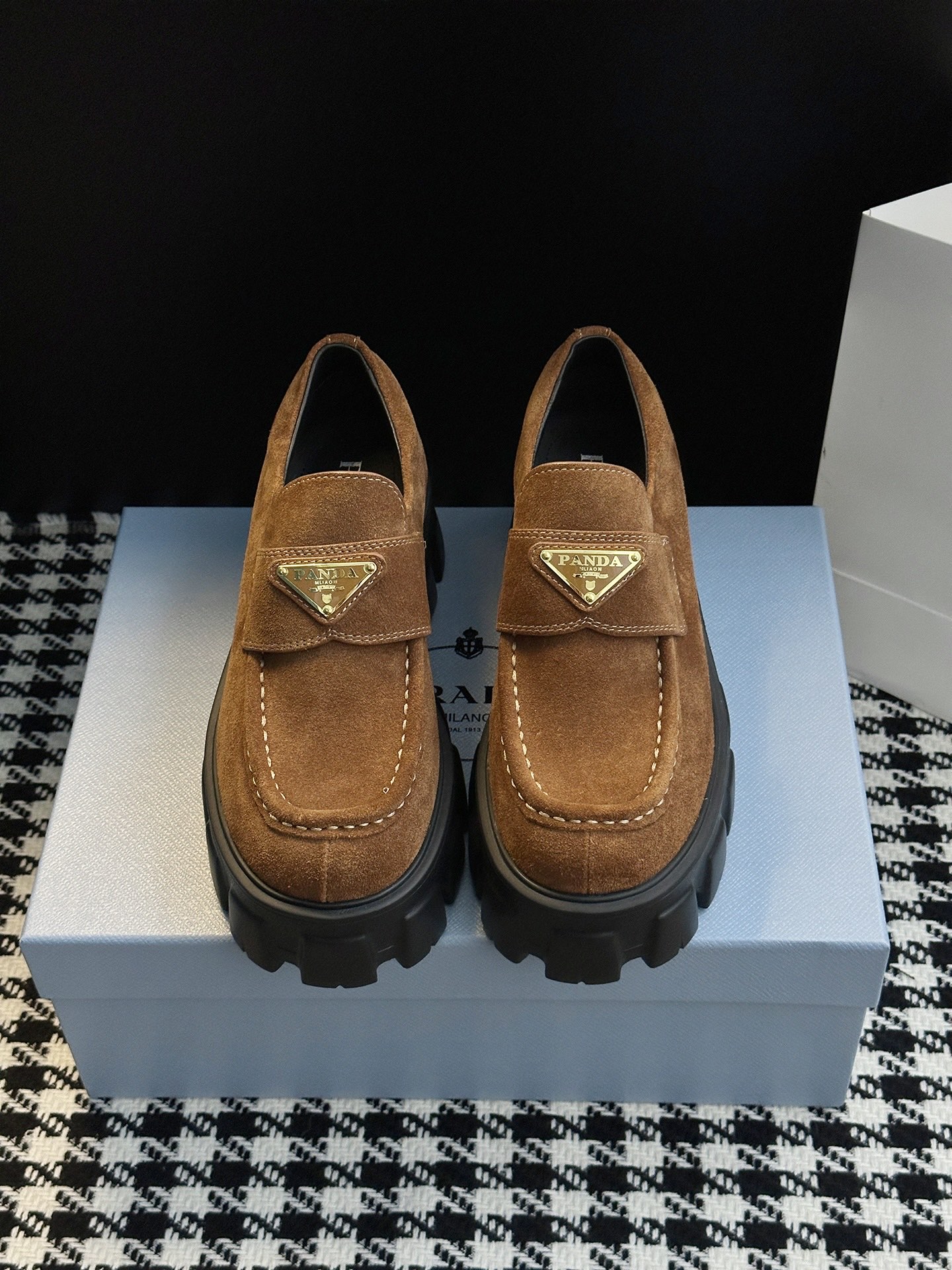 NO:491927,New thick-soled loafers, 5.5cm heel, Love is released in a new style, using more textured lychee-patterned cowhide, which increases the sole but maintains extremely light weight. It is so versatile!  It can be salty or sweet. It is amazing to wear various small skirts and shorts and socks~ Upper material: cow back velvet/open-edge bead cowhide. Shoe material: cow leather Sole material: original rubber combination sole (5.5CM) Shoe size purchase: women's 35-40 (40 customization), loafers, skirts, shorts, cowhide, socks19860909新品厚底乐福鞋 鞋跟5.5cm乐福出新款啦,采用了更有质感的荔枝纹牛皮,加高了鞋底却保持极轻的重量.太百搭了！可盐可甜 穿各种小裙子小短裤再配个袜子很绝~ 鞋面材质:牛反绒/开边珠牛皮 鞋里材质:牛皮 鞋底材质:原版橡胶组合底（5.5CM） 鞋码选购:女款35-40(40定制）,乐福鞋,loafers,skirts,shorts,cowhide,socks,Women's Shoes